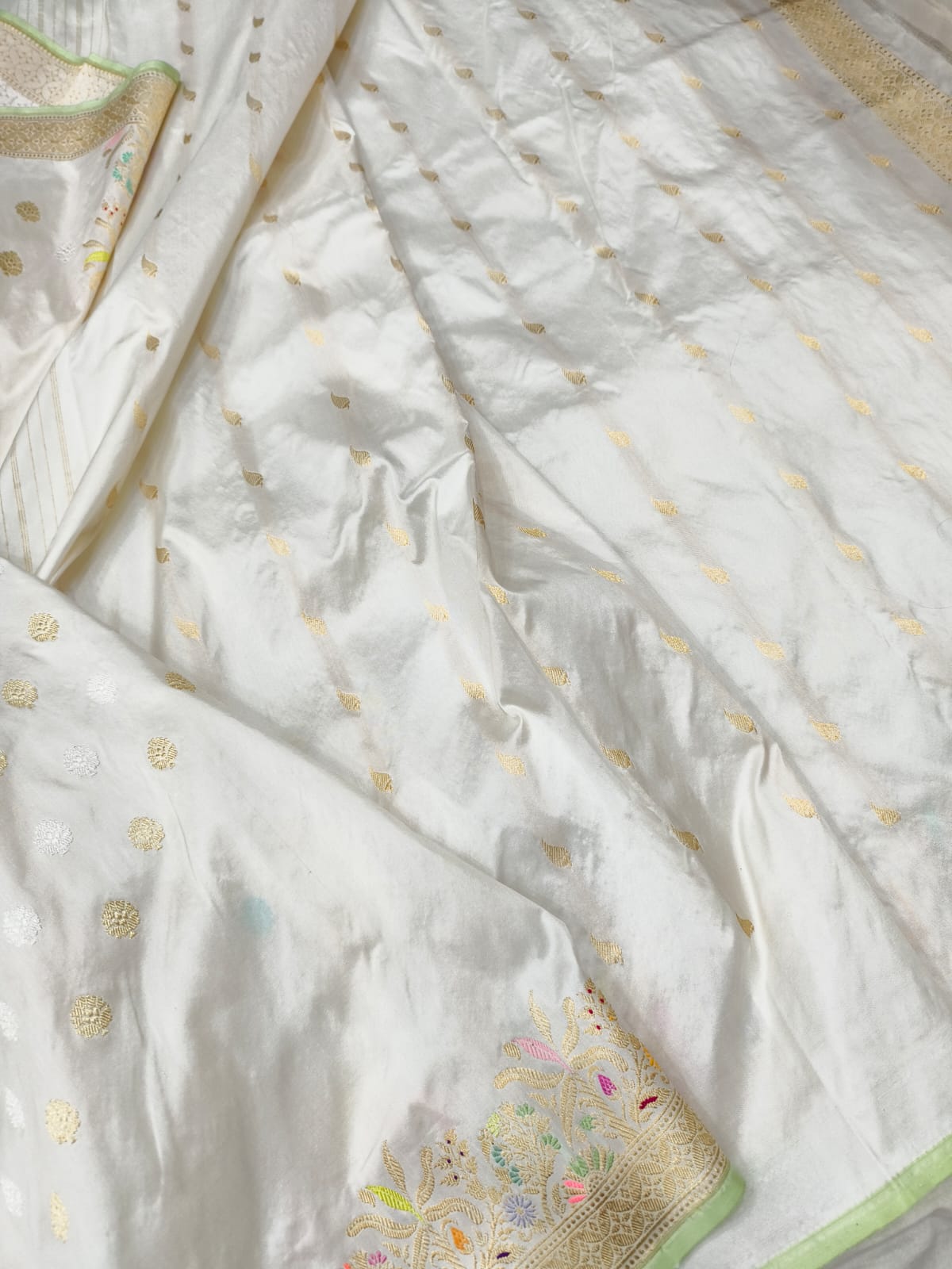 Dyeable Handloom Banarasi Katan Silk Meenakari Flower Design Saree - Luxurion World