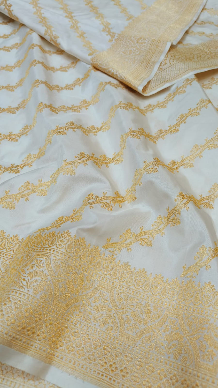 Off White Banarasi Handloom Pure Katan Silk Kadwa Weaved Stripes Design Saree - Luxurion World