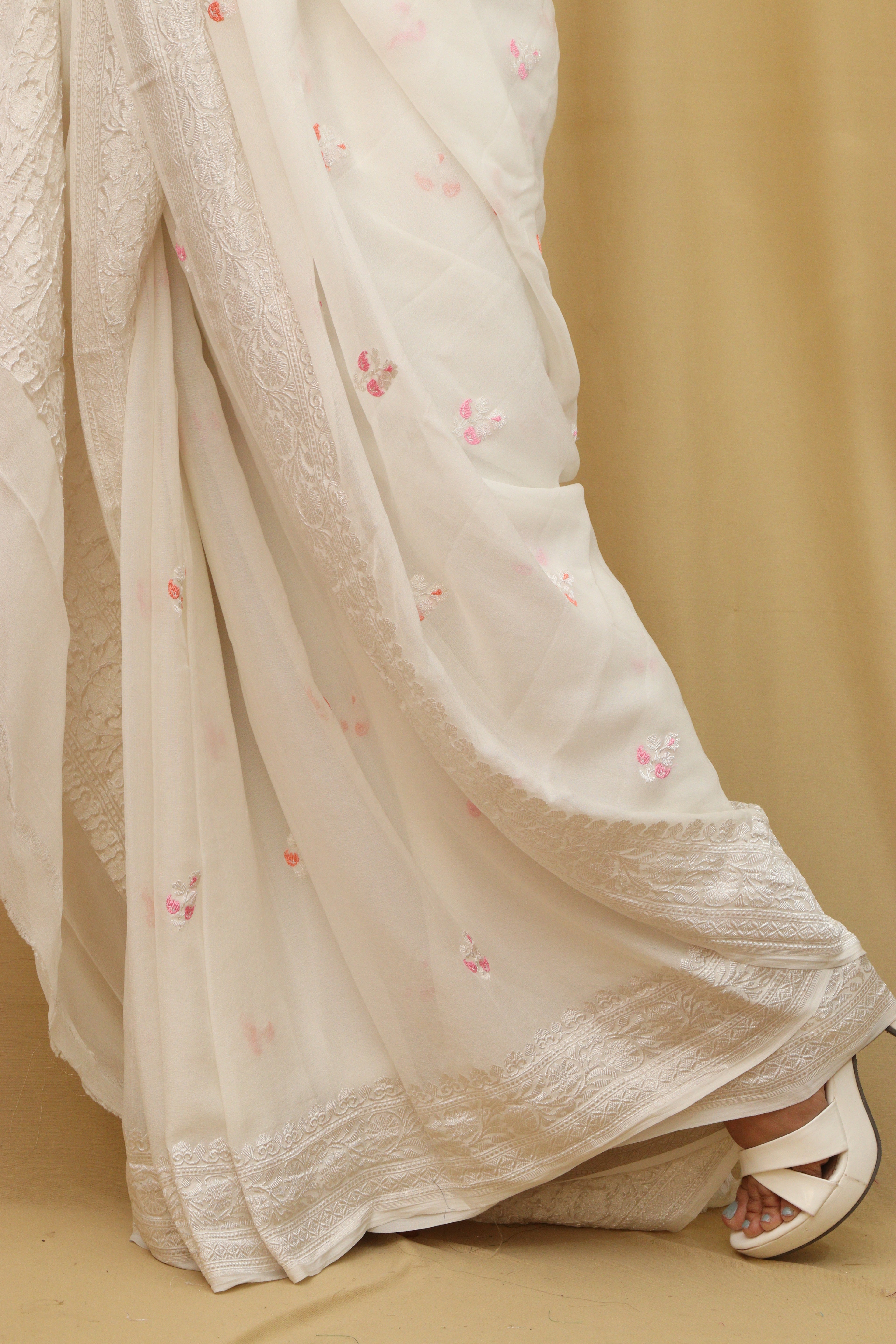 Exquisite Dyeable Banarasi Georgette Saree - Luxurion World