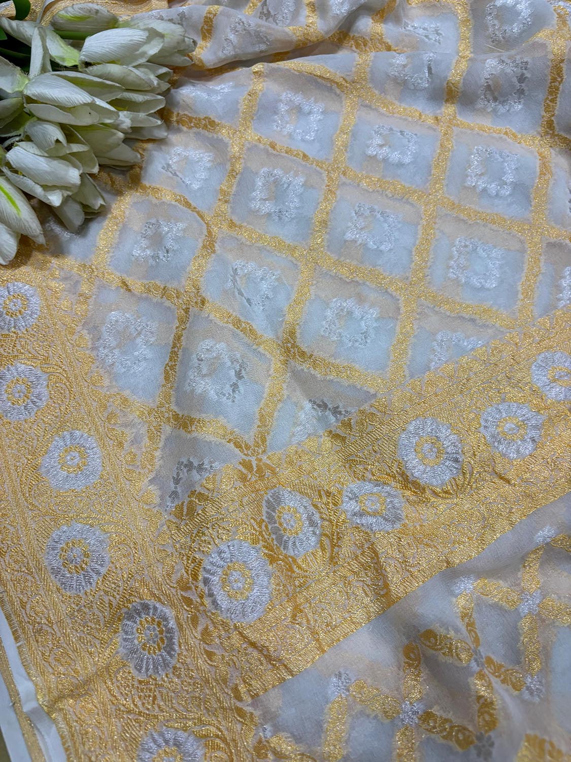 Dyeable Handloom Banarasi Pure Georgette Neemzari Saree - Luxurion World