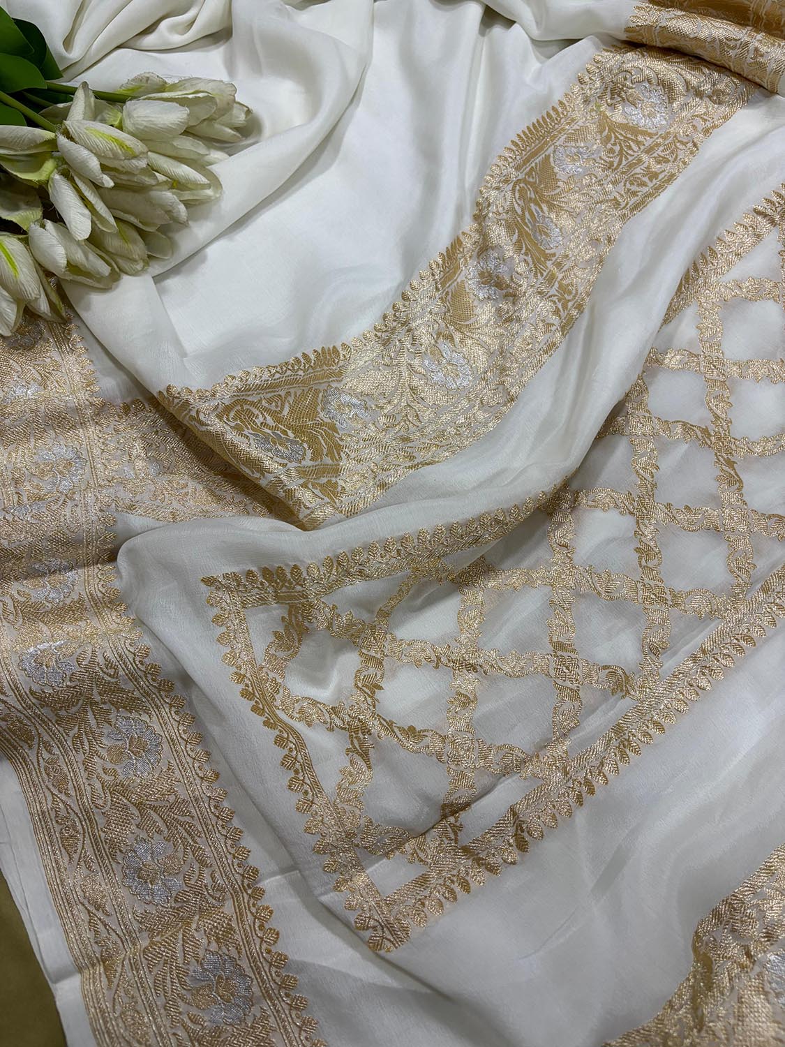 Dyeable Handloom Banarasi Pure Georgette Kadwa Booti Design Saree - Luxurion World