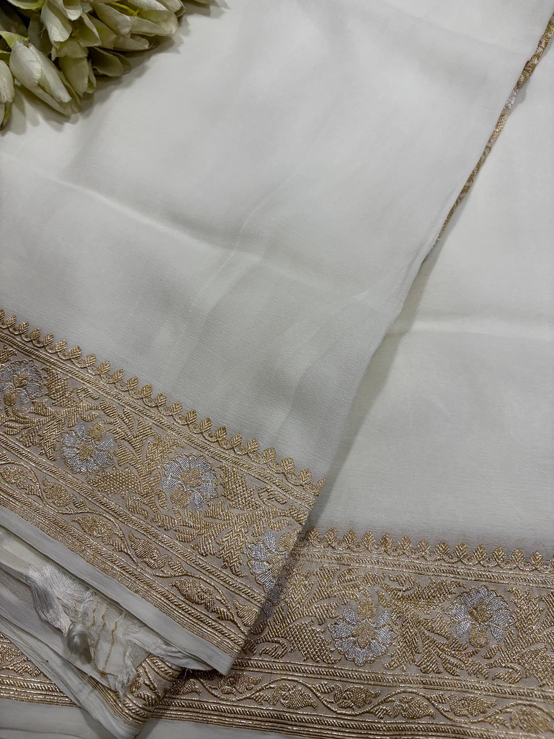 Dyeable Handloom Banarasi Pure Georgette Kadwa Booti Design Saree - Luxurion World