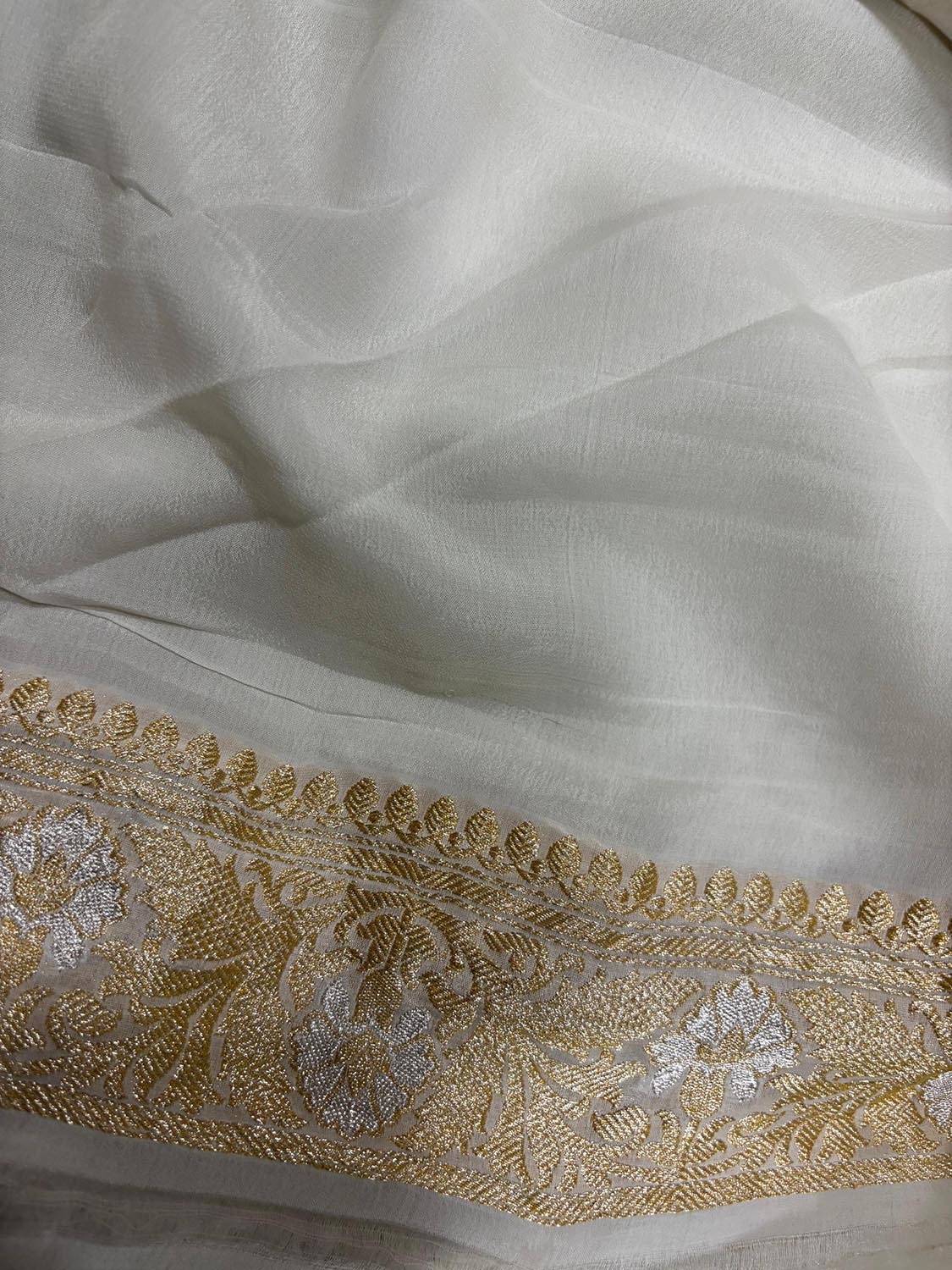 Dyeable Handloom Banarasi Pure Georgette Kadwa Booti Design Saree - Luxurion World