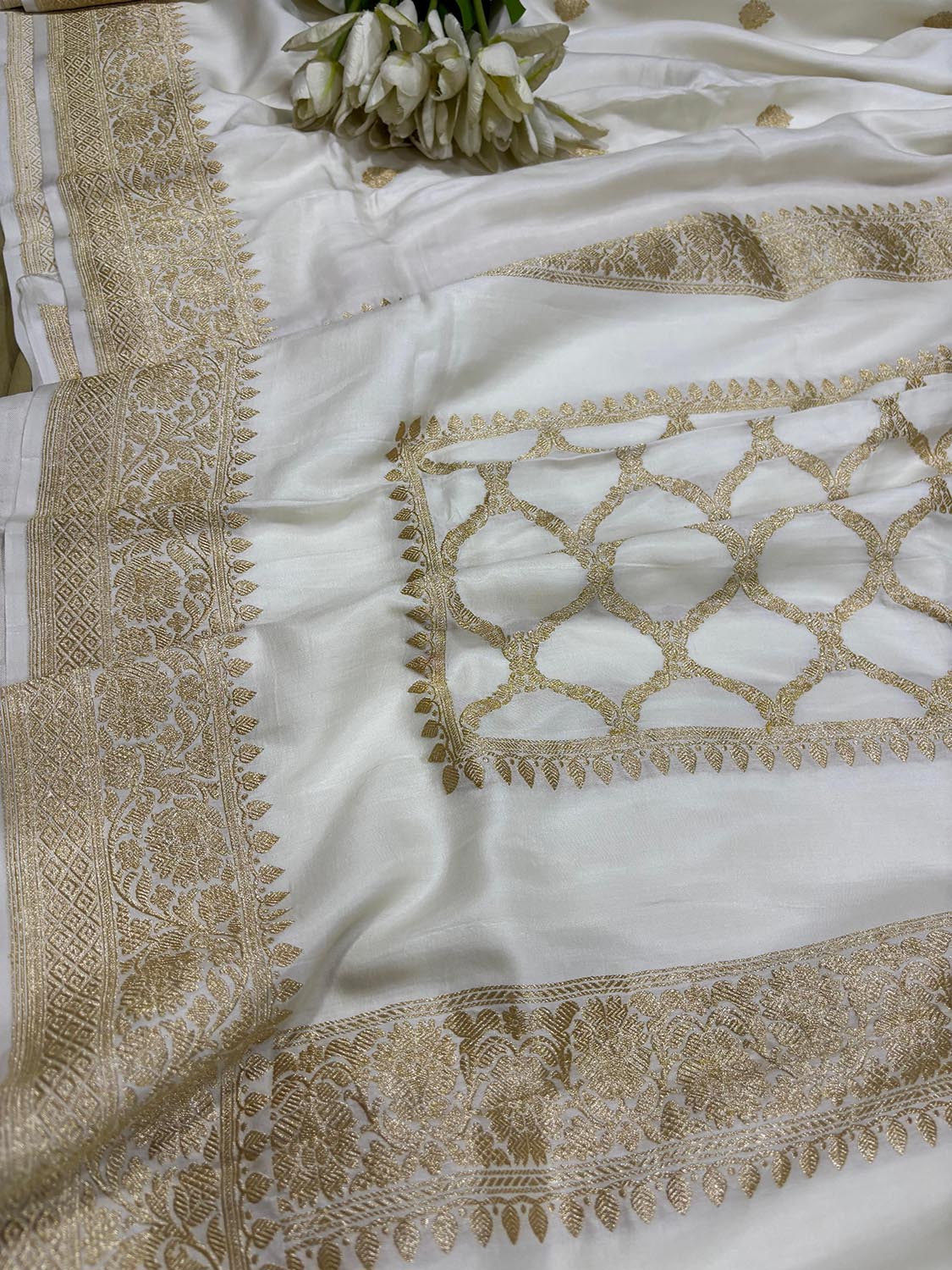 Dyeable Handloom Banarasi Pure Mashru Satin Kadwa Saree - Luxurion World
