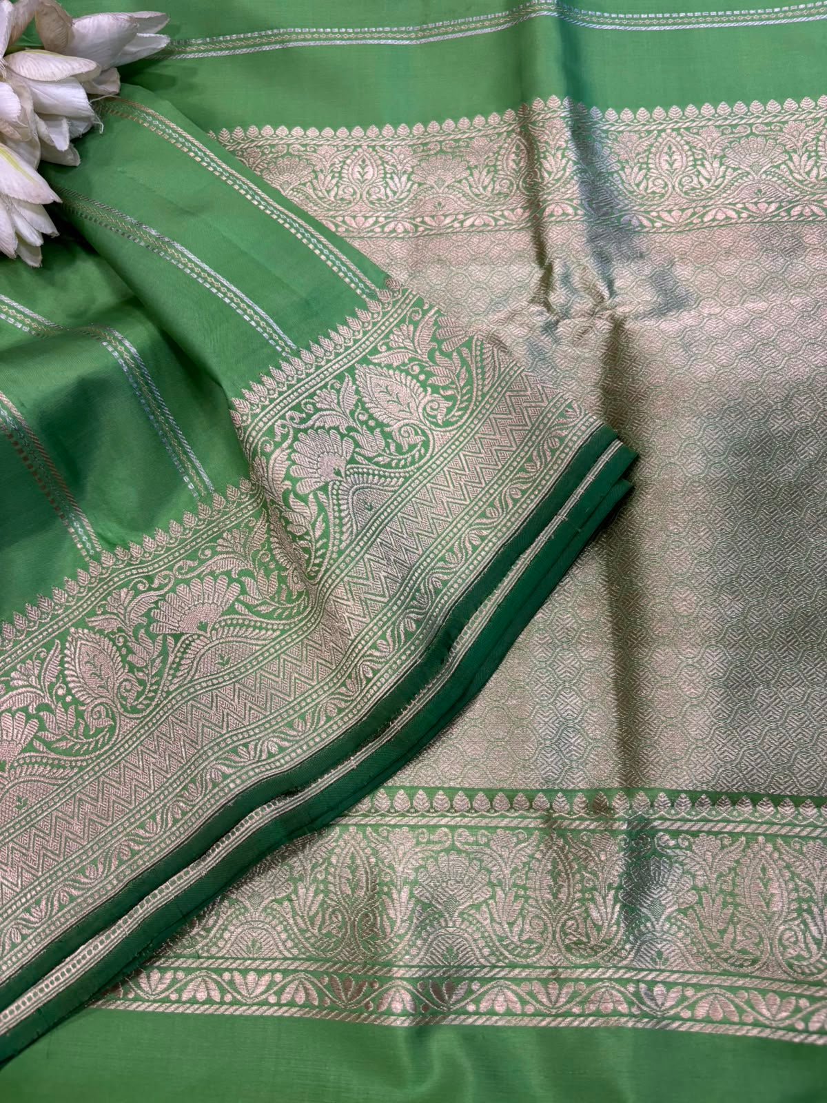 Green Handloom Banarasi Pure Katan Silk Flower Design Saree