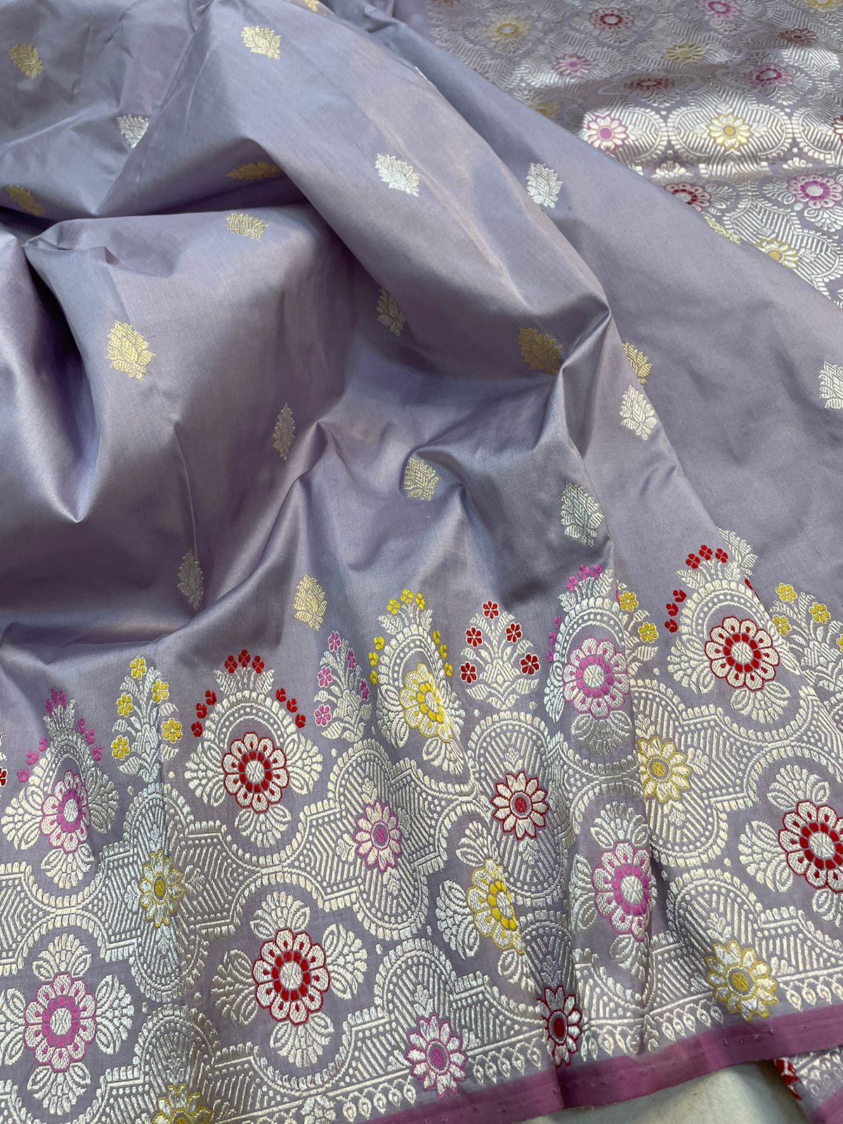 Exquisite Grey Banarasi Handloom Pure Katan Silk Saree: Timeless Elegance - Luxurion World