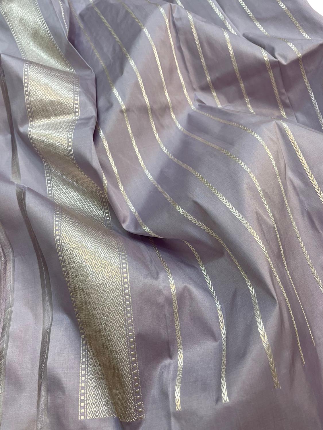 Exquisite Grey Banarasi Handloom Pure Katan Silk Saree: Timeless Elegance - Luxurion World