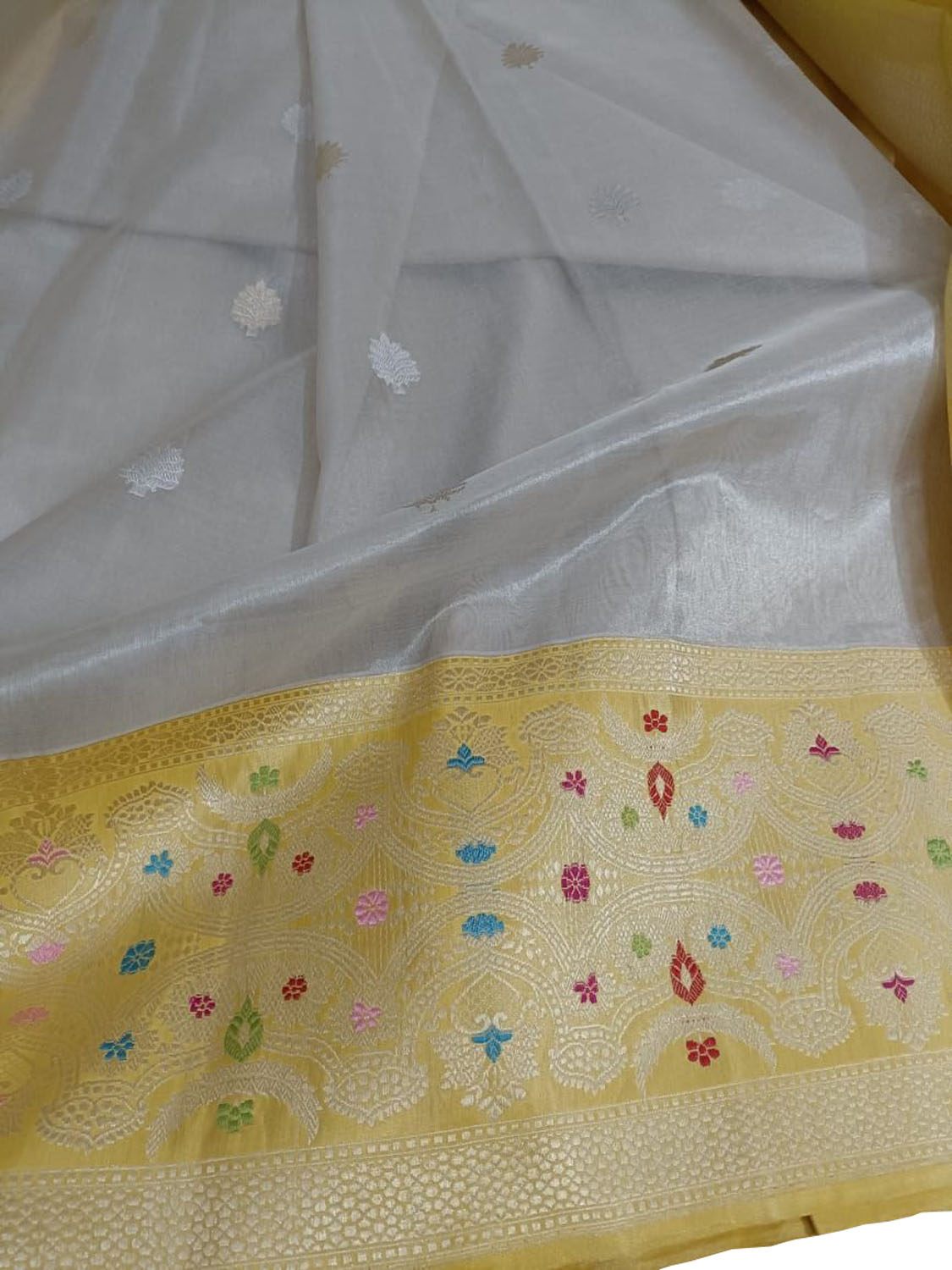 Elegant Off White Banarasi Silk Saree with Meenakari Border - Luxurion World