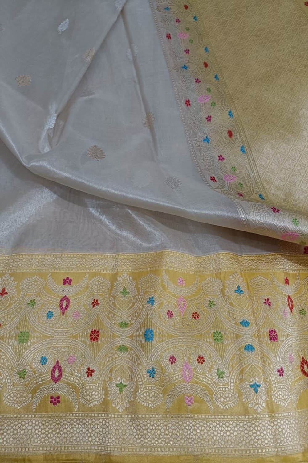 Elegant Off White Banarasi Silk Saree with Meenakari Border - Luxurion World