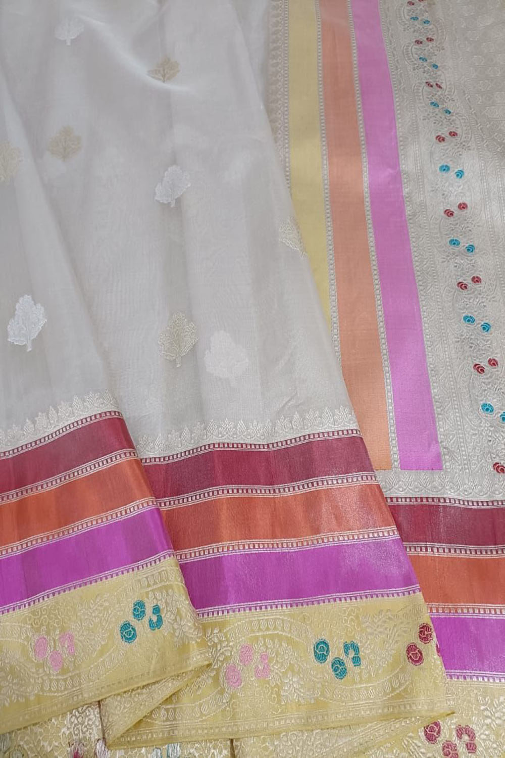 Elegant Off White Banarasi Silk Saree with Meenakari Border - Luxurion World