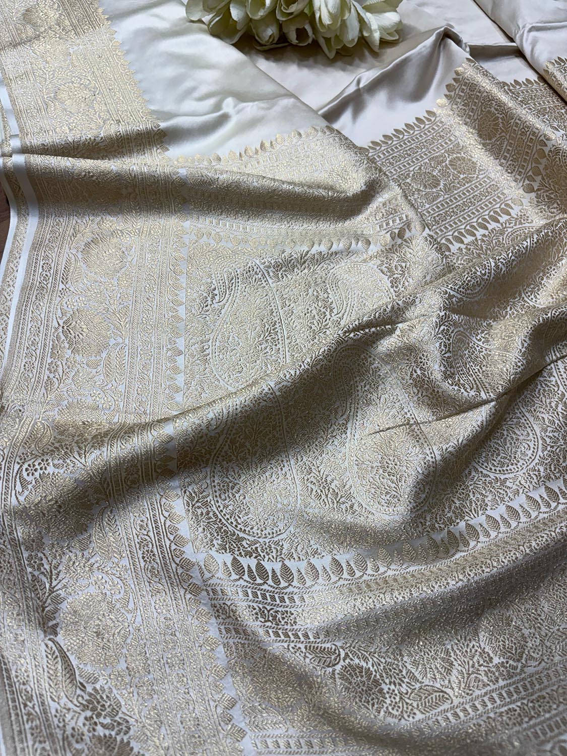 Dyeable Banarasi Mashru Silk Plain Saree - Luxurion World