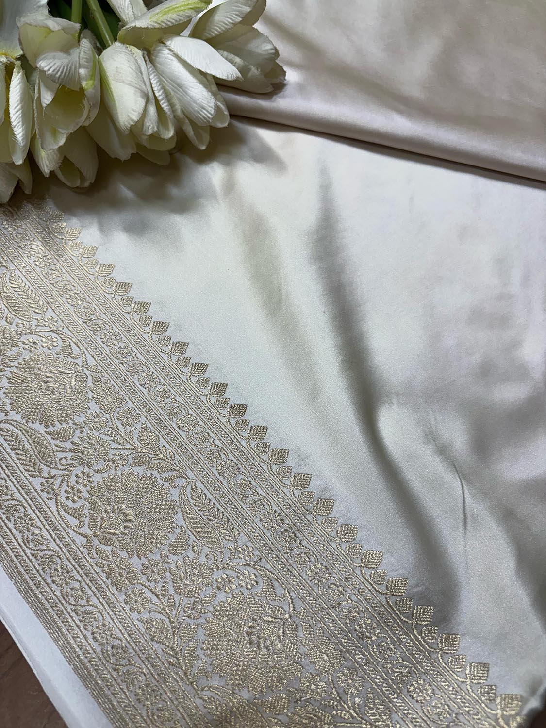 Dyeable Banarasi Mashru Silk Plain Saree - Luxurion World