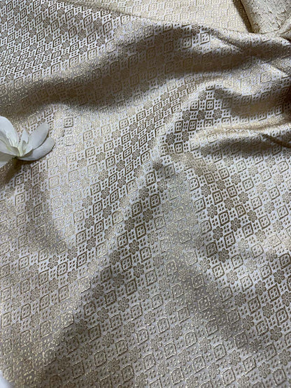 Dyeable Banarasi Mashru Silk Plain Saree - Luxurion World