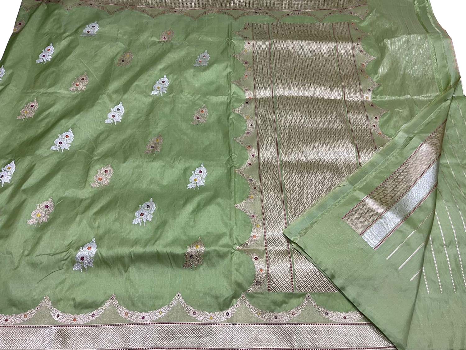 Green Banarasi Handloom Pure Katan Silk Saree - Luxurion World