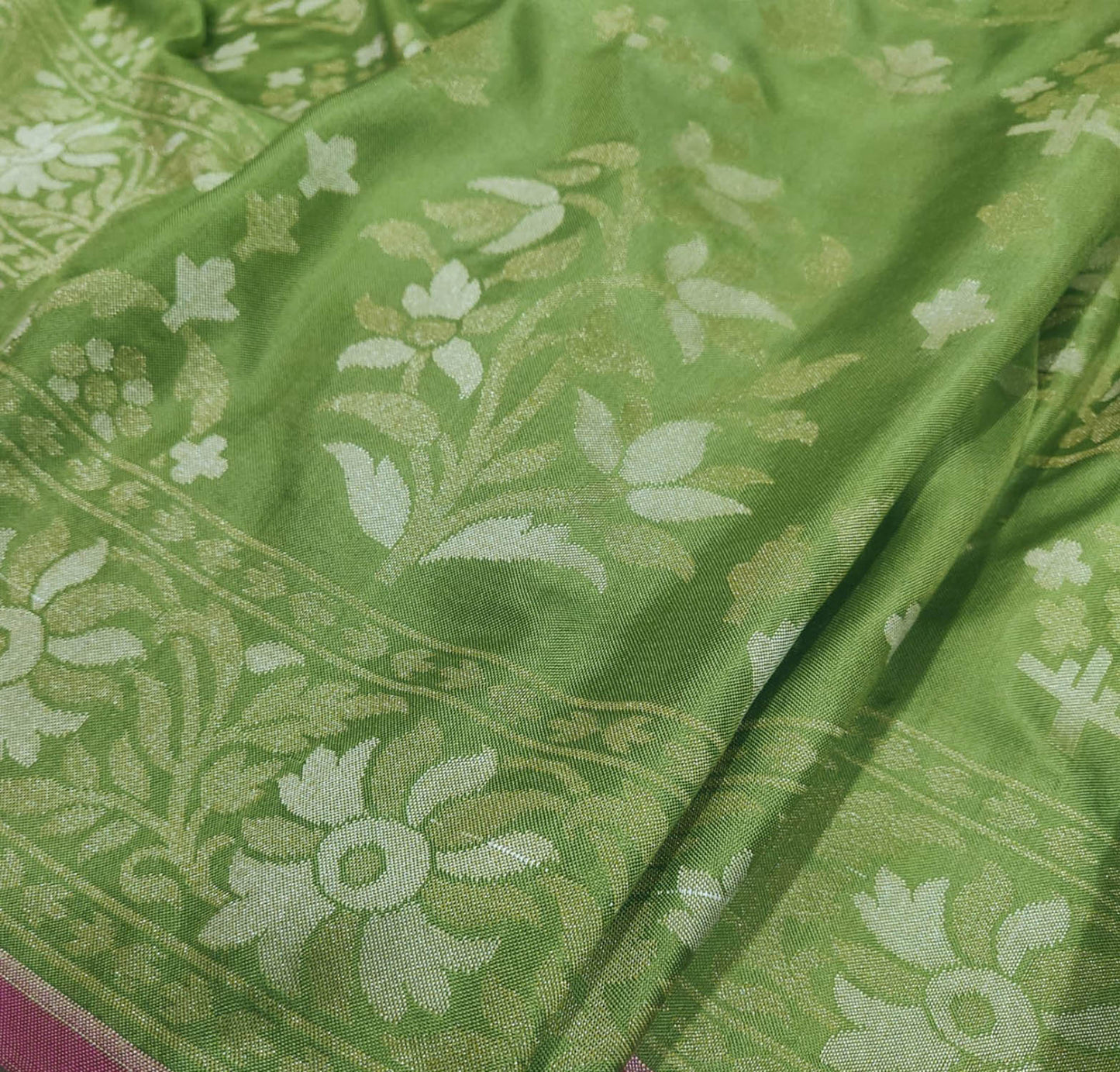 Exquisite Green Banarasi Handloom Pure Katan Silk Saree - Luxurion World