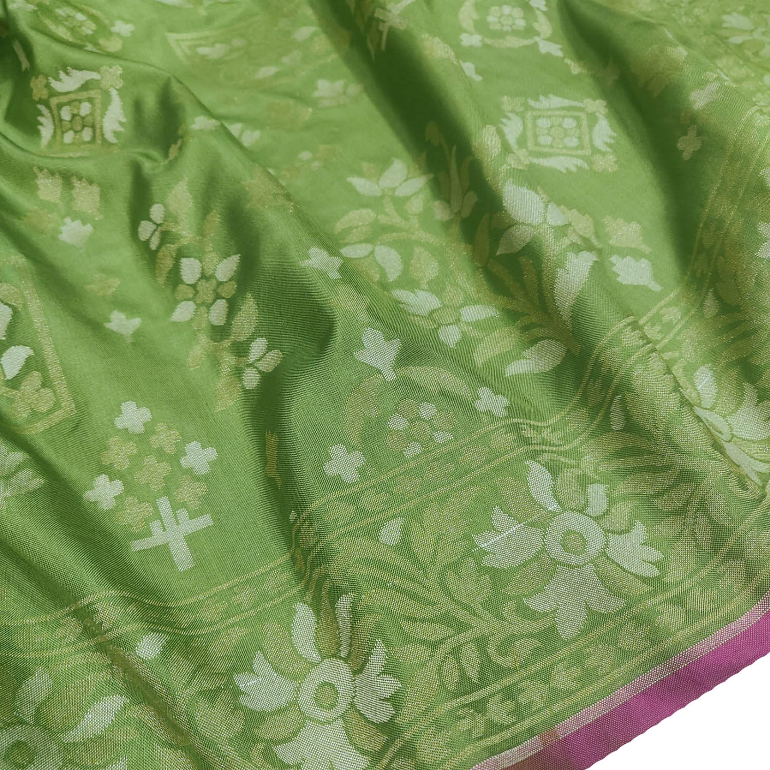 Exquisite Green Banarasi Handloom Pure Katan Silk Saree - Luxurion World