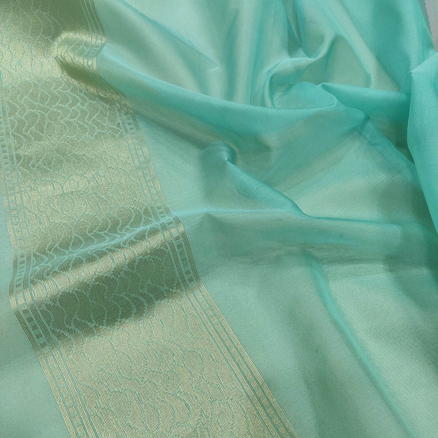 Exquisite Green Handloom Banarasi Pure Kora Silk Flower And Bird Design Saree - Luxurion World