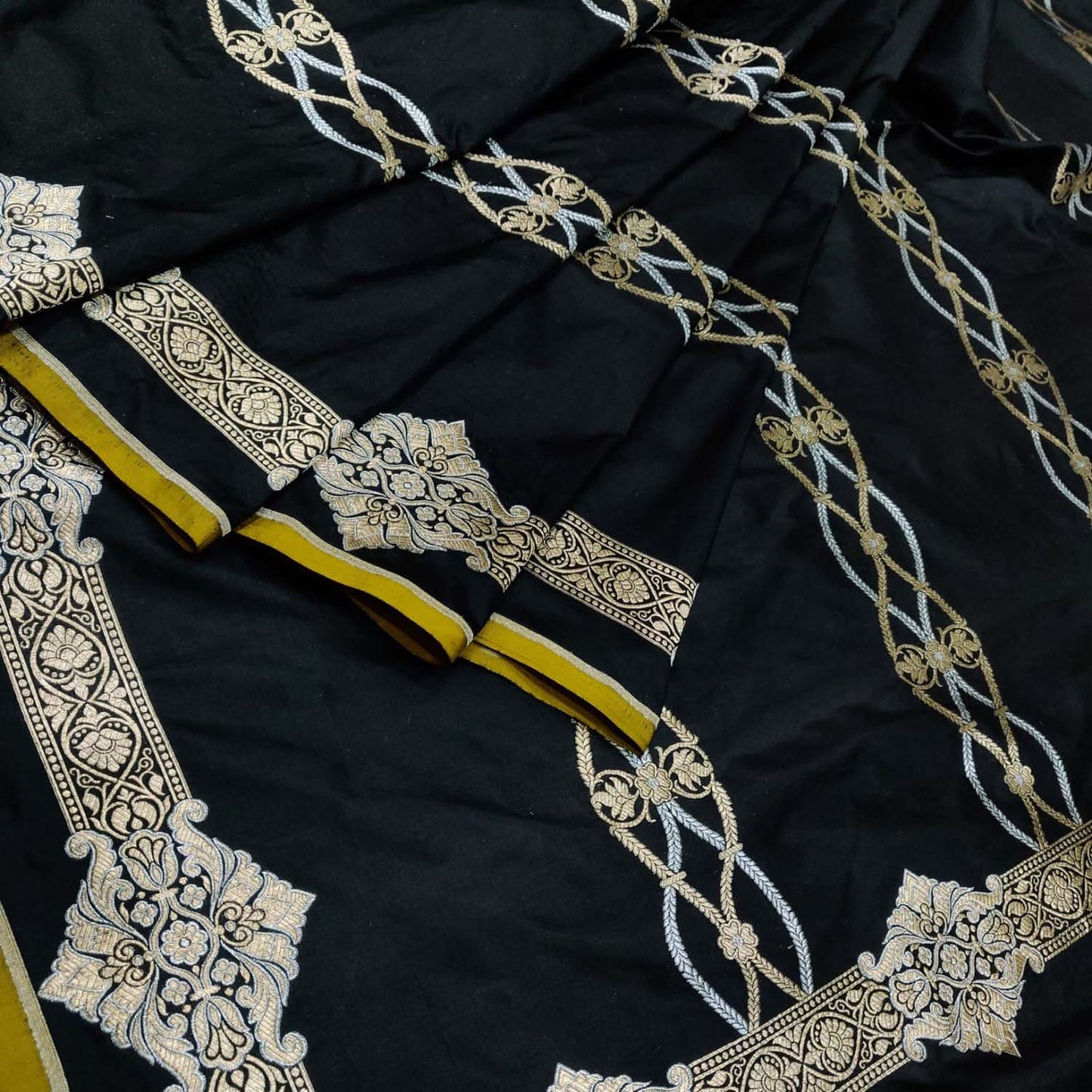 Exquisite Black Banarasi Handloom Pure Katan Silk Saree - Luxurion World