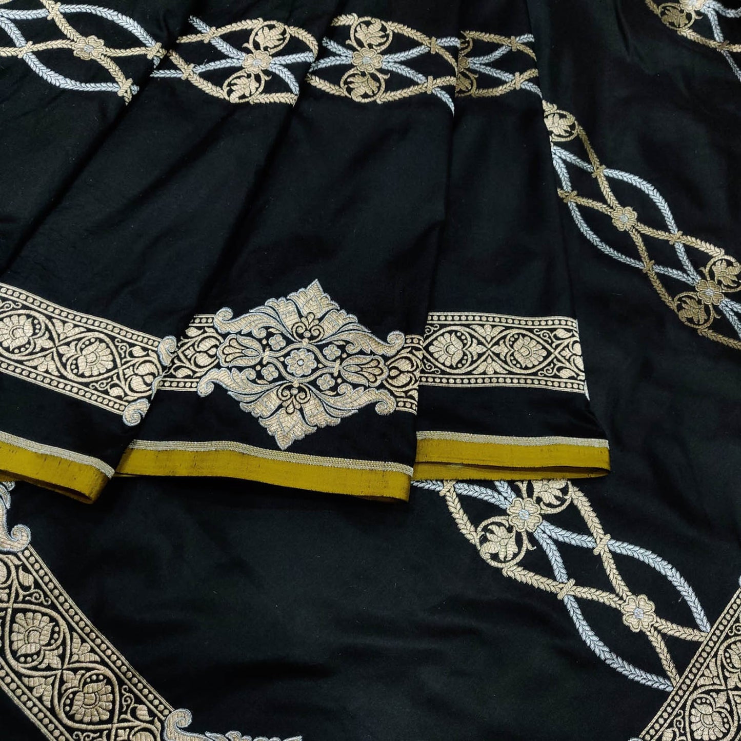 Exquisite Black Banarasi Handloom Pure Katan Silk Saree - Luxurion World