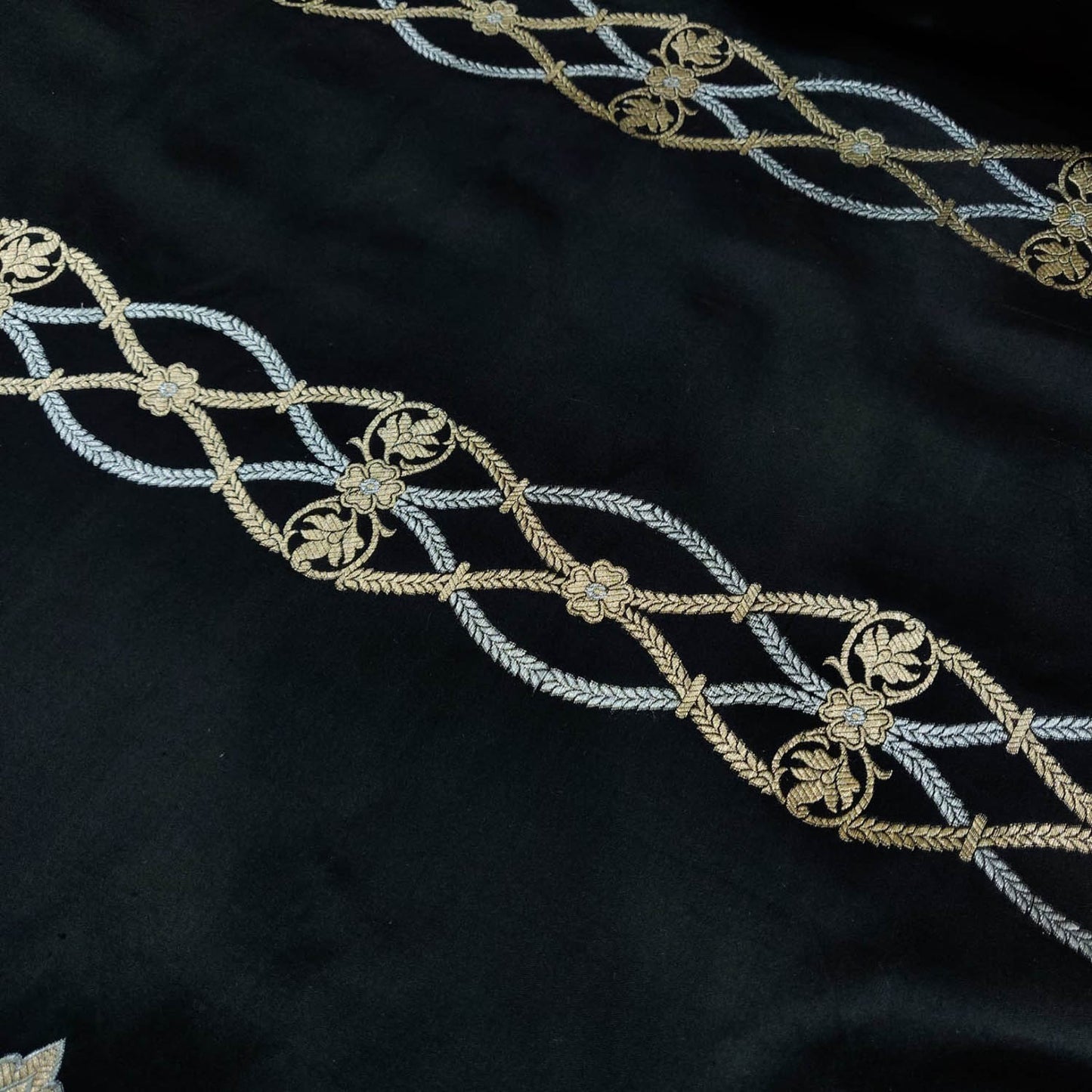 Exquisite Black Banarasi Handloom Pure Katan Silk Saree - Luxurion World