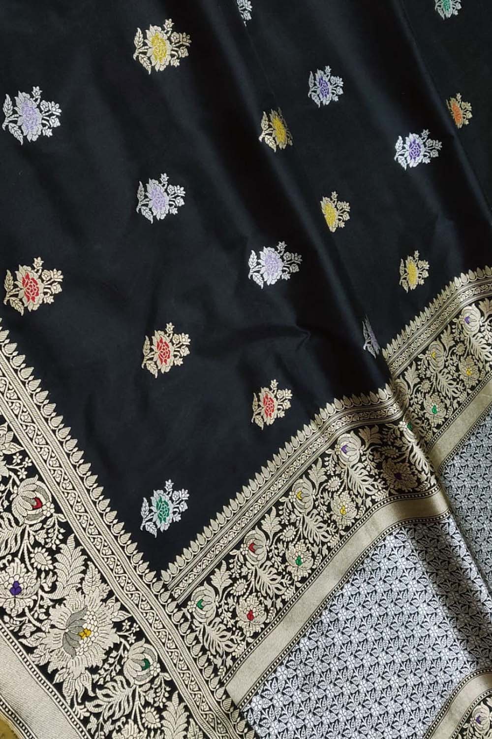 Elegant Black Banarasi Handloom Pure Katan Silk Flower Design Meenakari Saree - Luxurion World