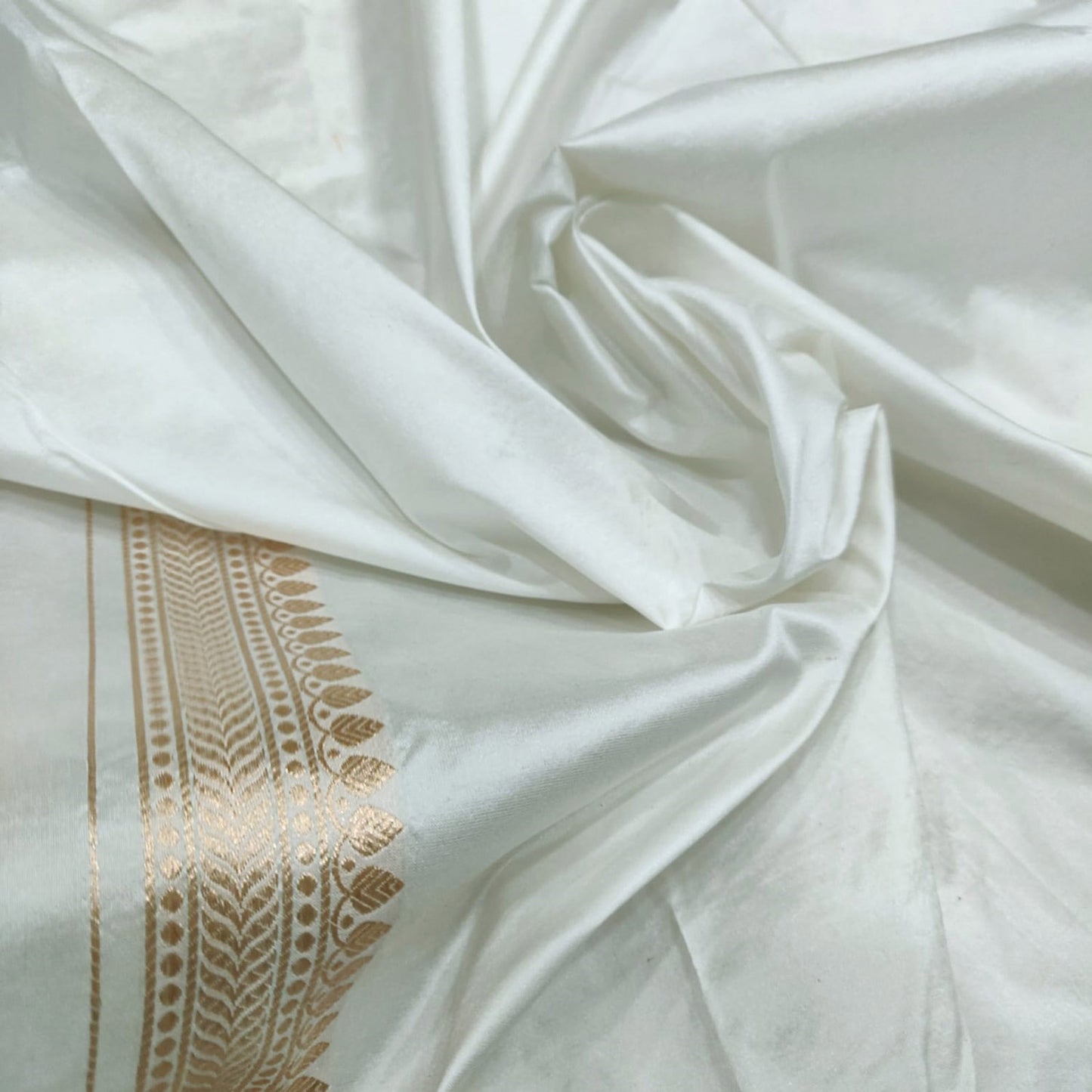 Elegant Off White Handloom Banarasi Pure Katan Silk Flower Design Meenakari Saree - Luxurion World