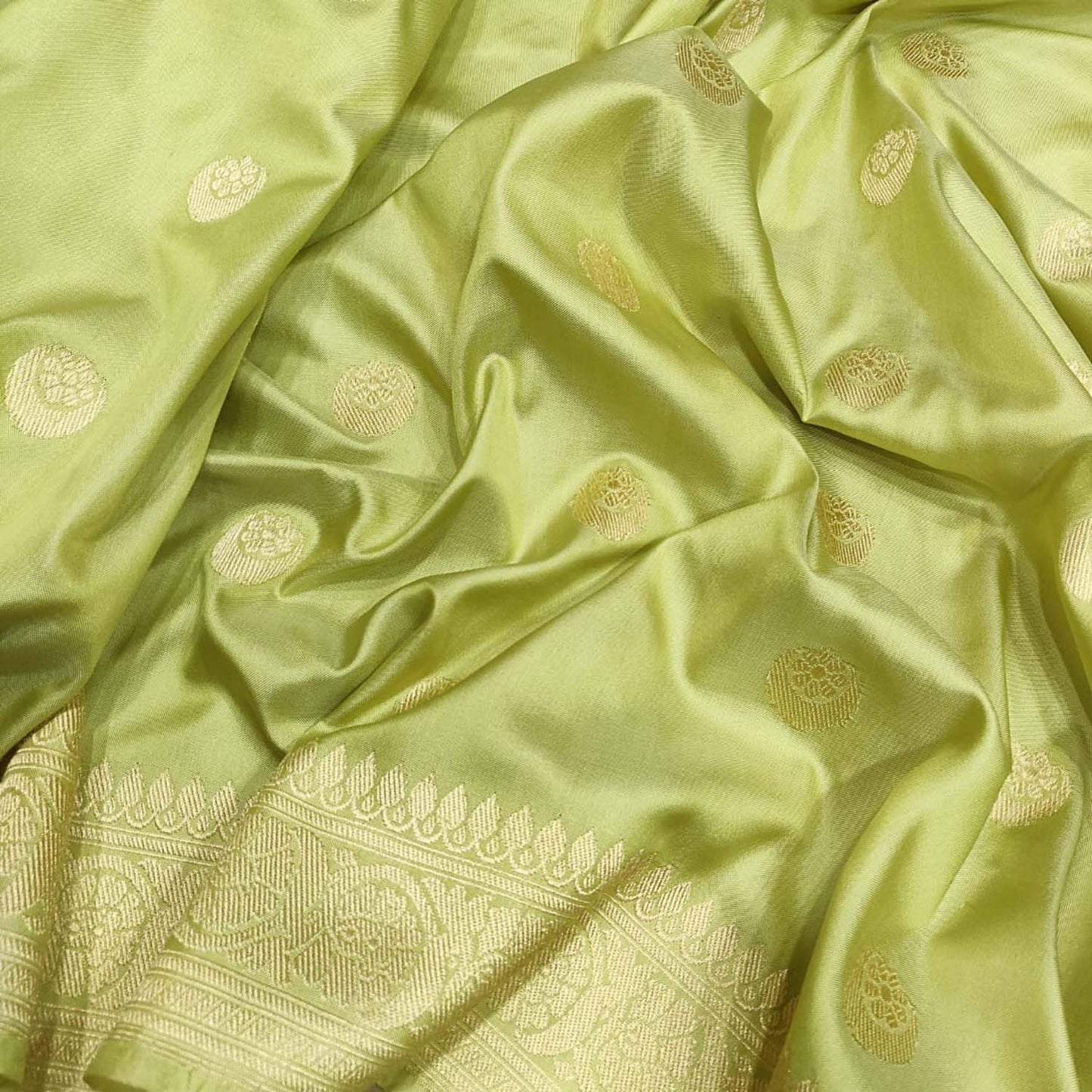 Elegant Green Handloom Banarasi Pure Katan Silk Chand Booti Design Saree - Luxurion World