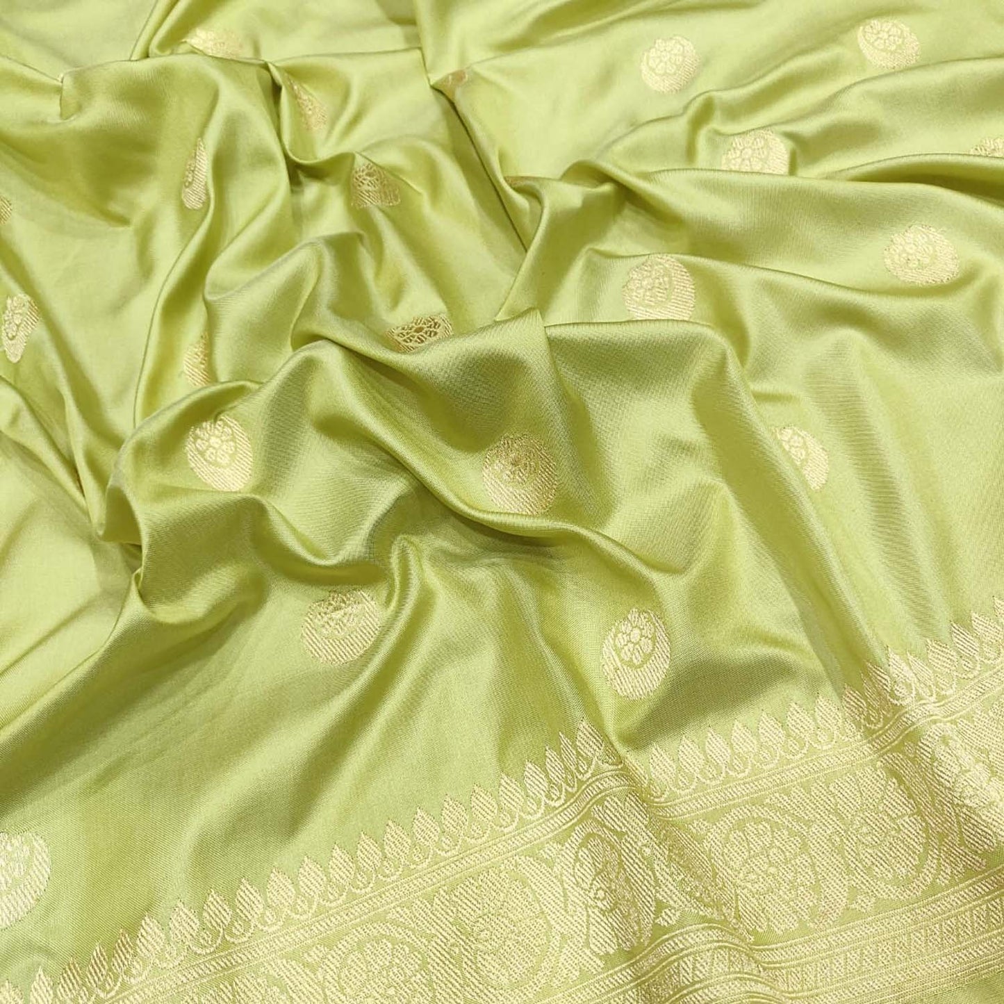 Elegant Green Handloom Banarasi Pure Katan Silk Chand Booti Design Saree - Luxurion World