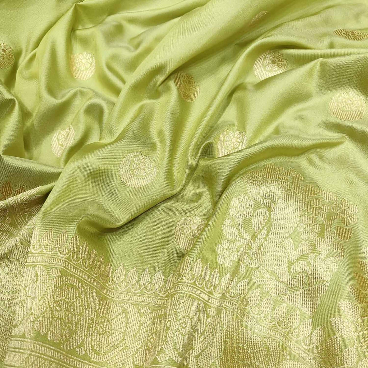 Elegant Green Handloom Banarasi Pure Katan Silk Chand Booti Design Saree - Luxurion World
