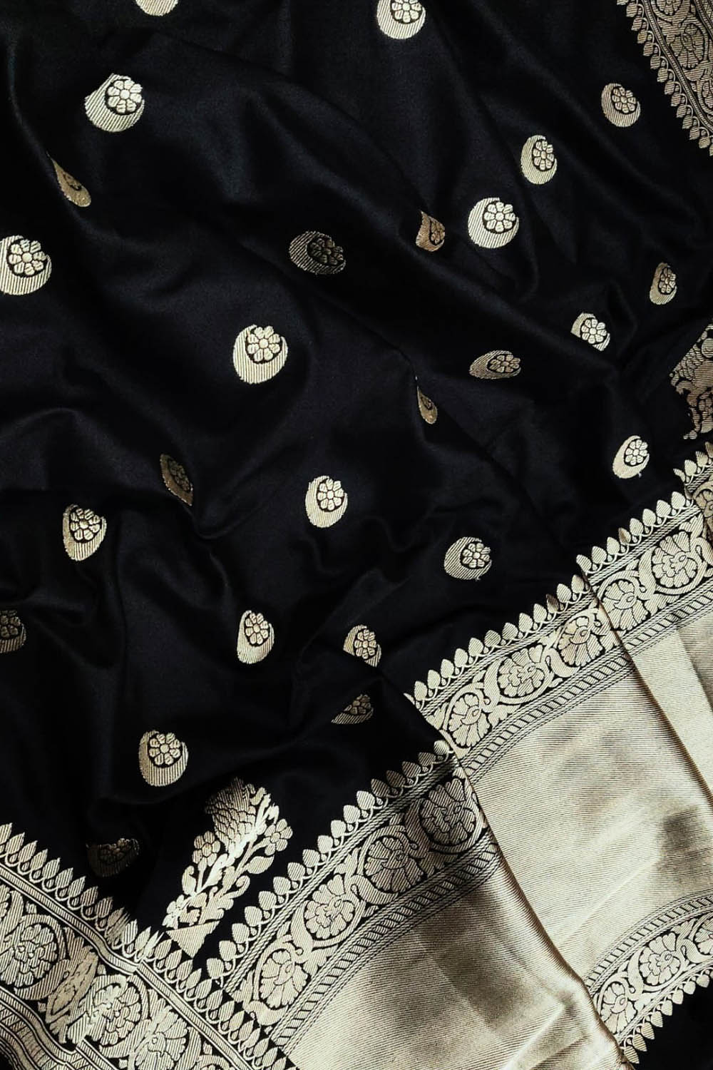 Exquisite Black Handloom Banarasi Pure Katan Silk Chand Booti Design Saree - Luxurion World
