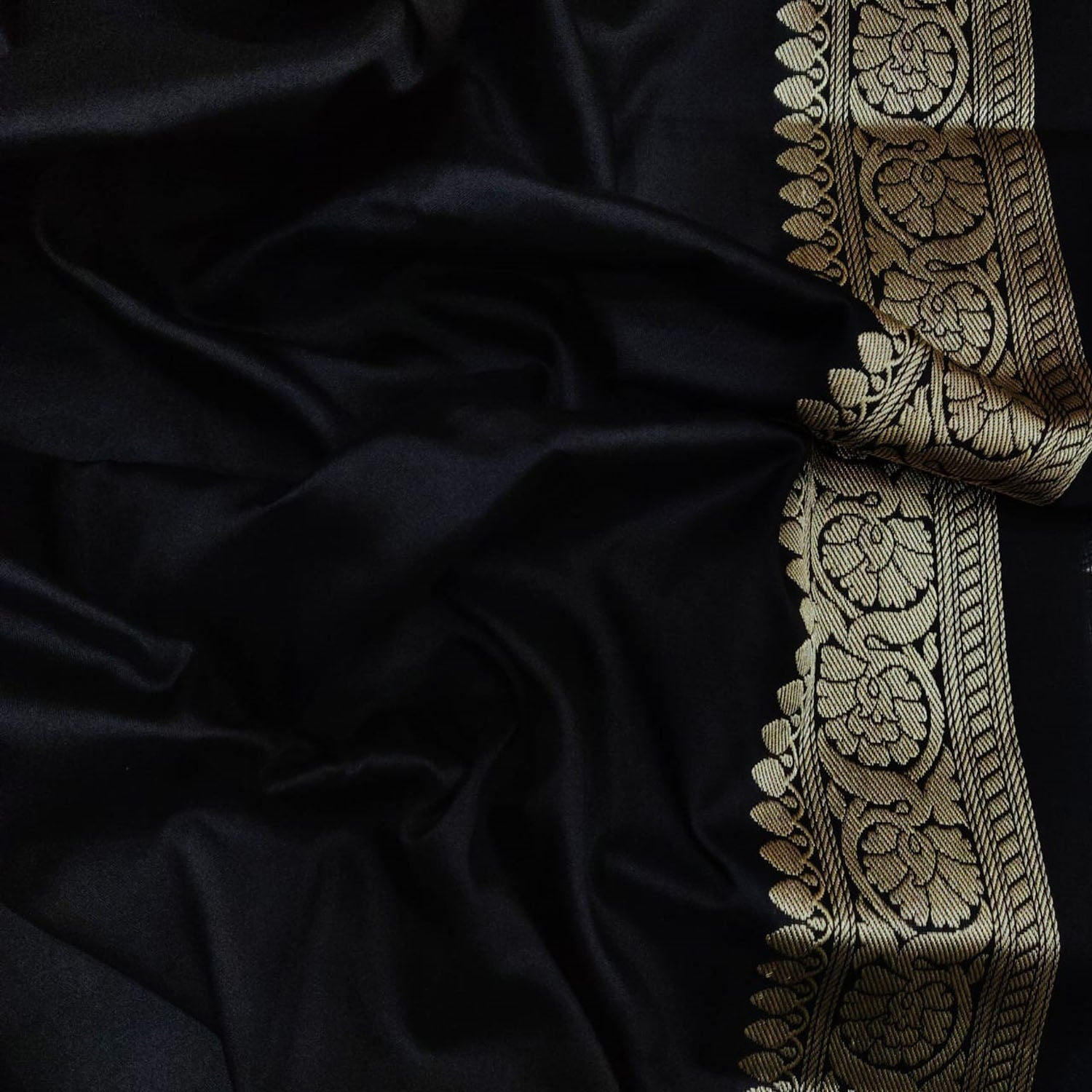 Exquisite Black Handloom Banarasi Pure Katan Silk Chand Booti Design Saree - Luxurion World
