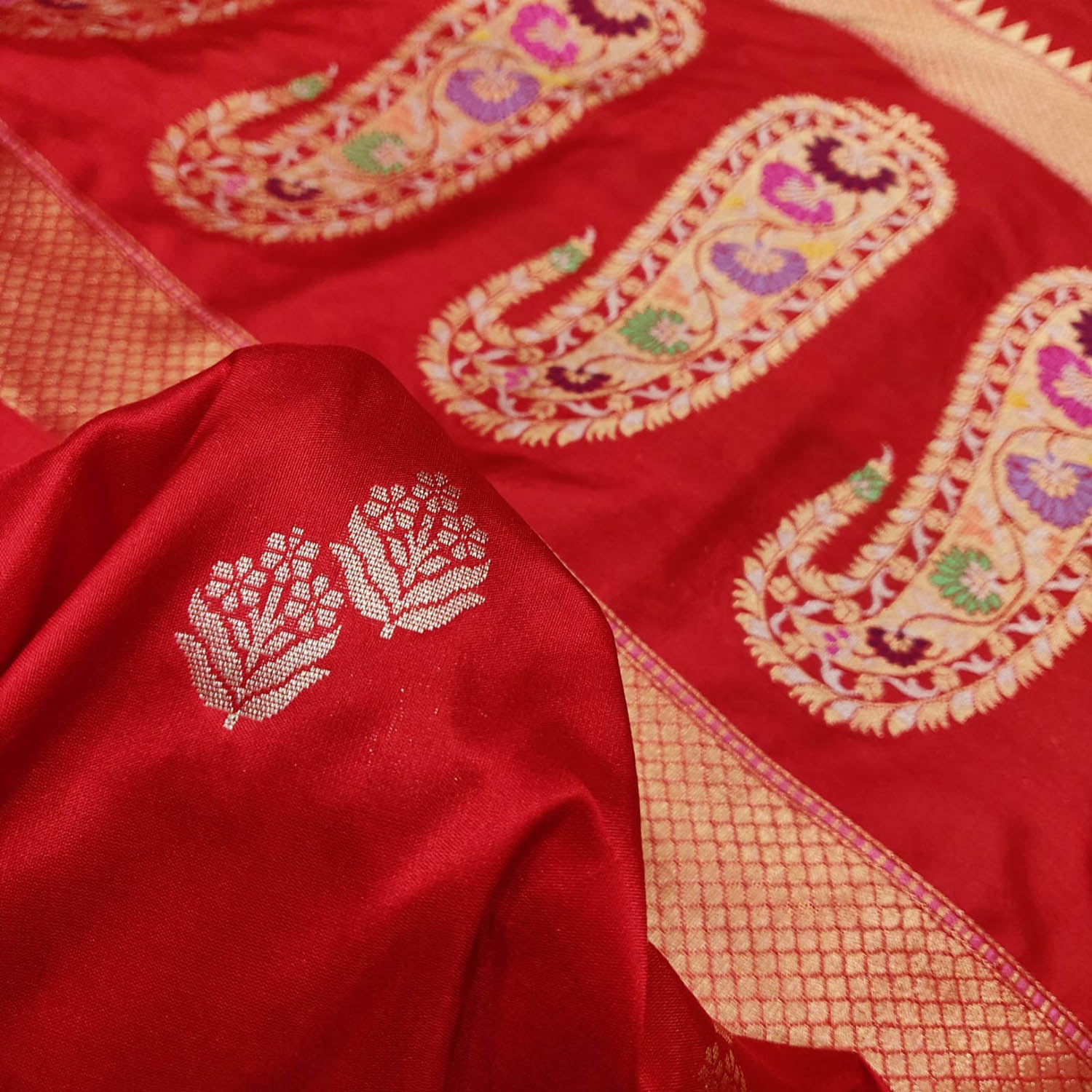 Red Handloom Banarasi Pure Katan Silk Flower Design Meenakari Saree - Luxurion World