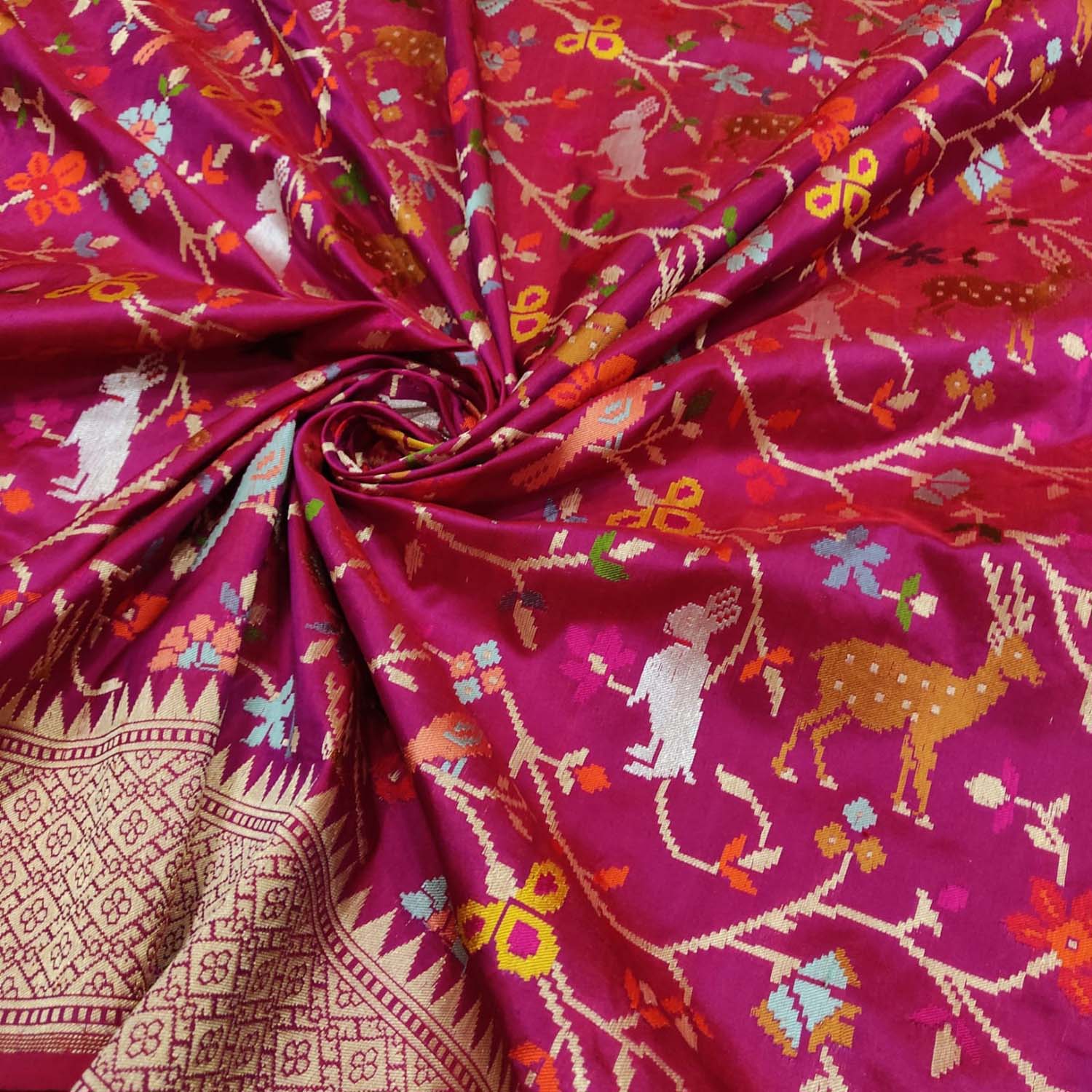 Pink Handloom Banarasi Pure Katan Silk Animal , Bird & Flower Design Saree - Luxurion World