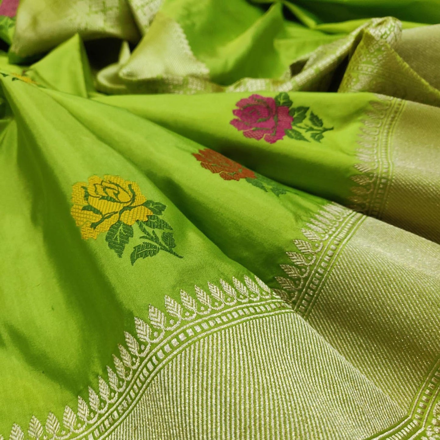 Green Handloom Banarasi Pure Katan Silk Flower Design Saree - Luxurion World