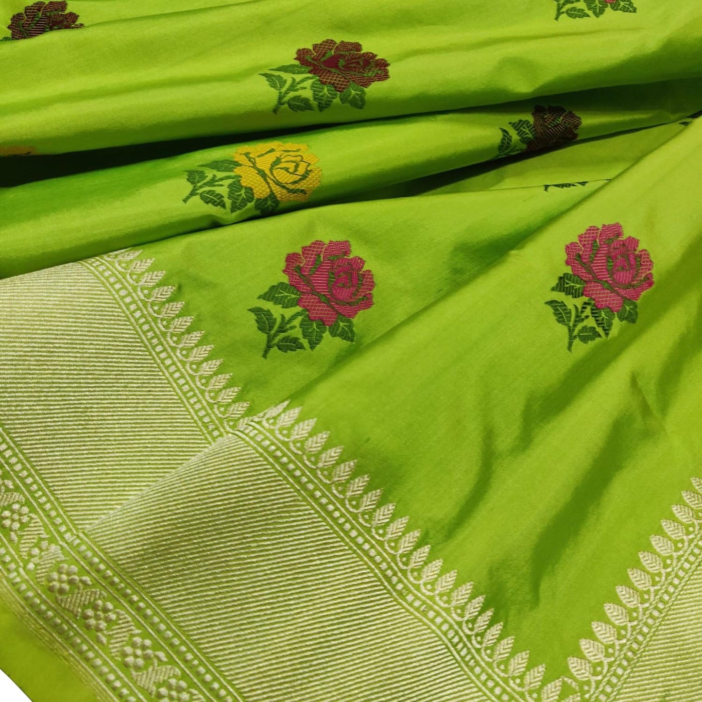 Green Handloom Banarasi Pure Katan Silk Flower Design Saree - Luxurion World