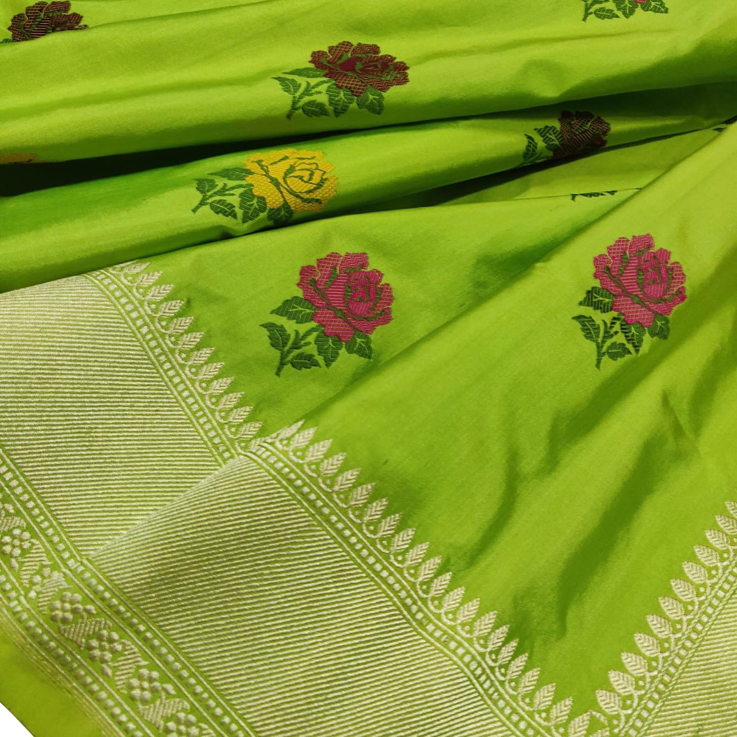 Green Handloom Banarasi Pure Katan Silk Flower Design Saree - Luxurion World