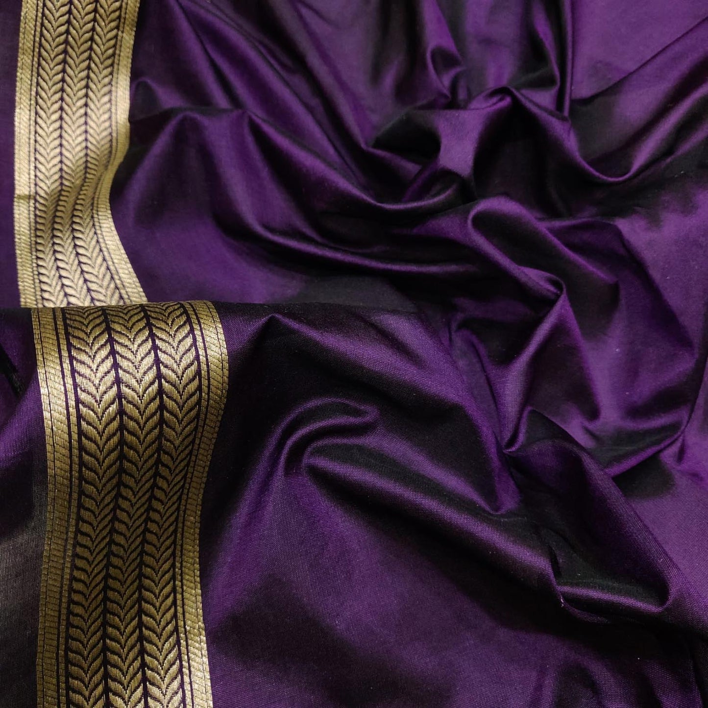 Exquisite Handloom Banarasi Pure Katan Silk Saree with Flower Design - Luxurion World