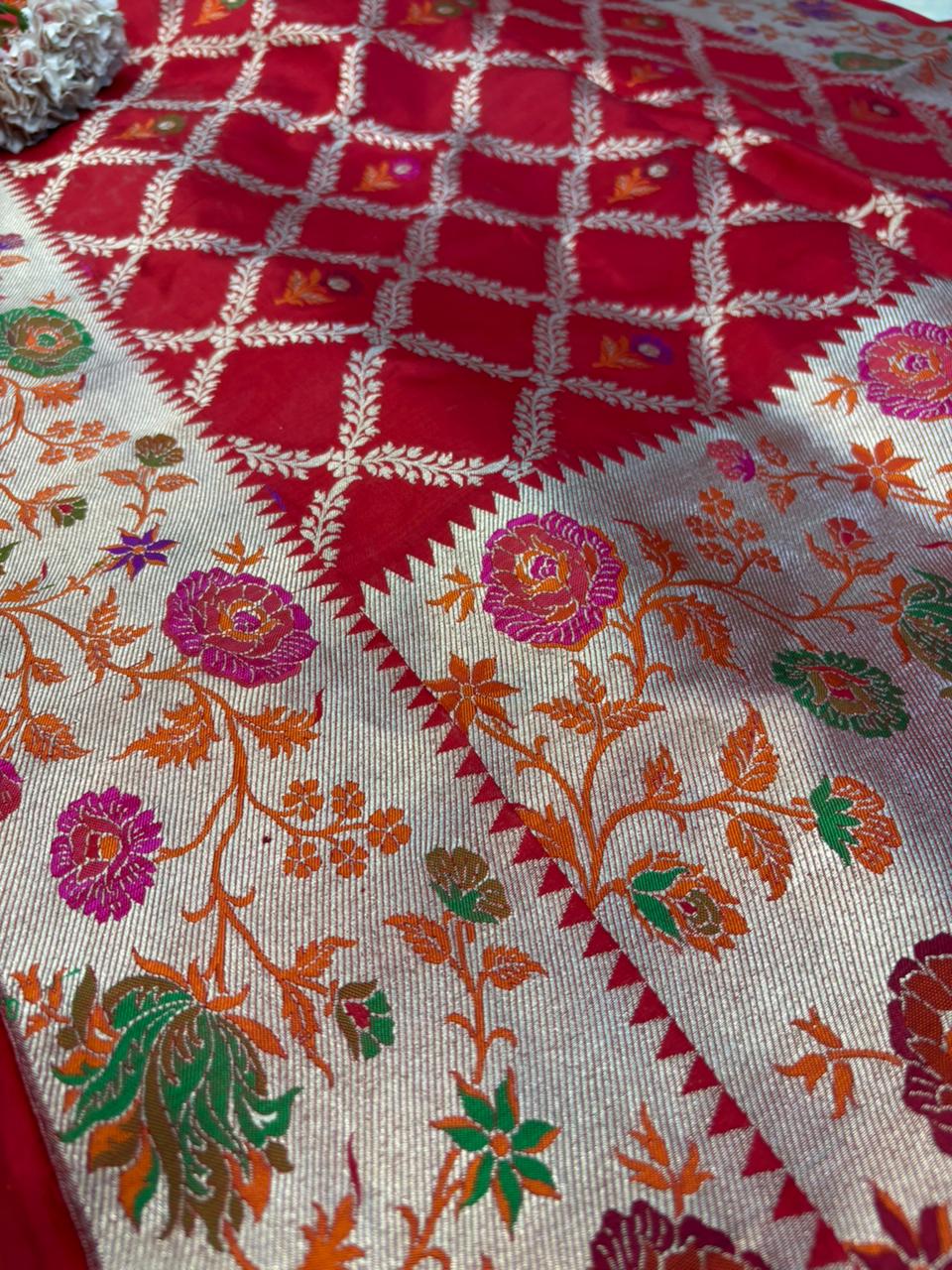 Exquisite Red Handloom Banarasi Pure Katan Silk Flower Design Meenakari Saree - Luxurion World