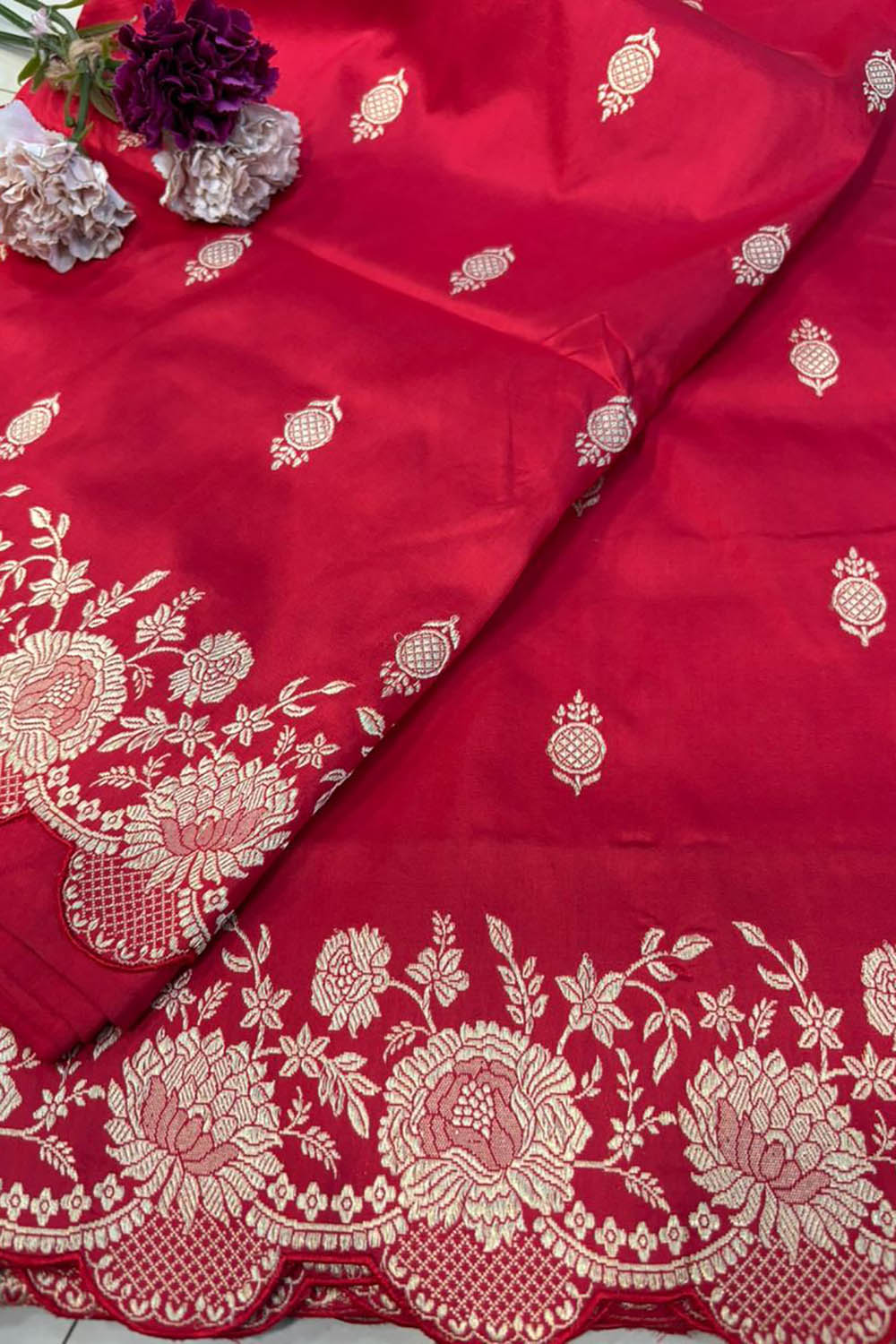 Exquisite Red Handloom Banarasi Pure Katan Silk Flower Design Scallop Border Saree - Luxurion World