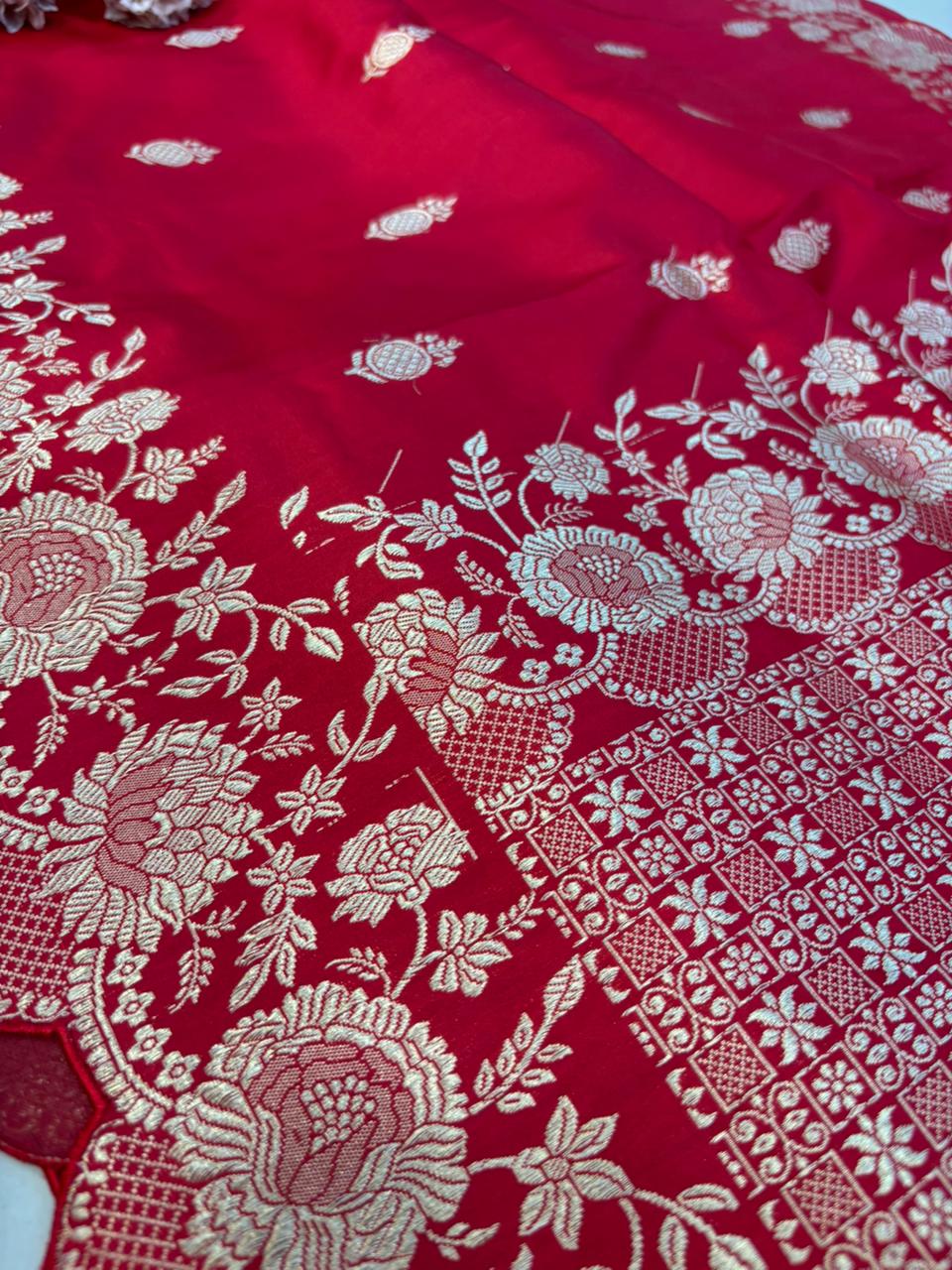 Exquisite Red Handloom Banarasi Pure Katan Silk Flower Design Scallop Border Saree - Luxurion World