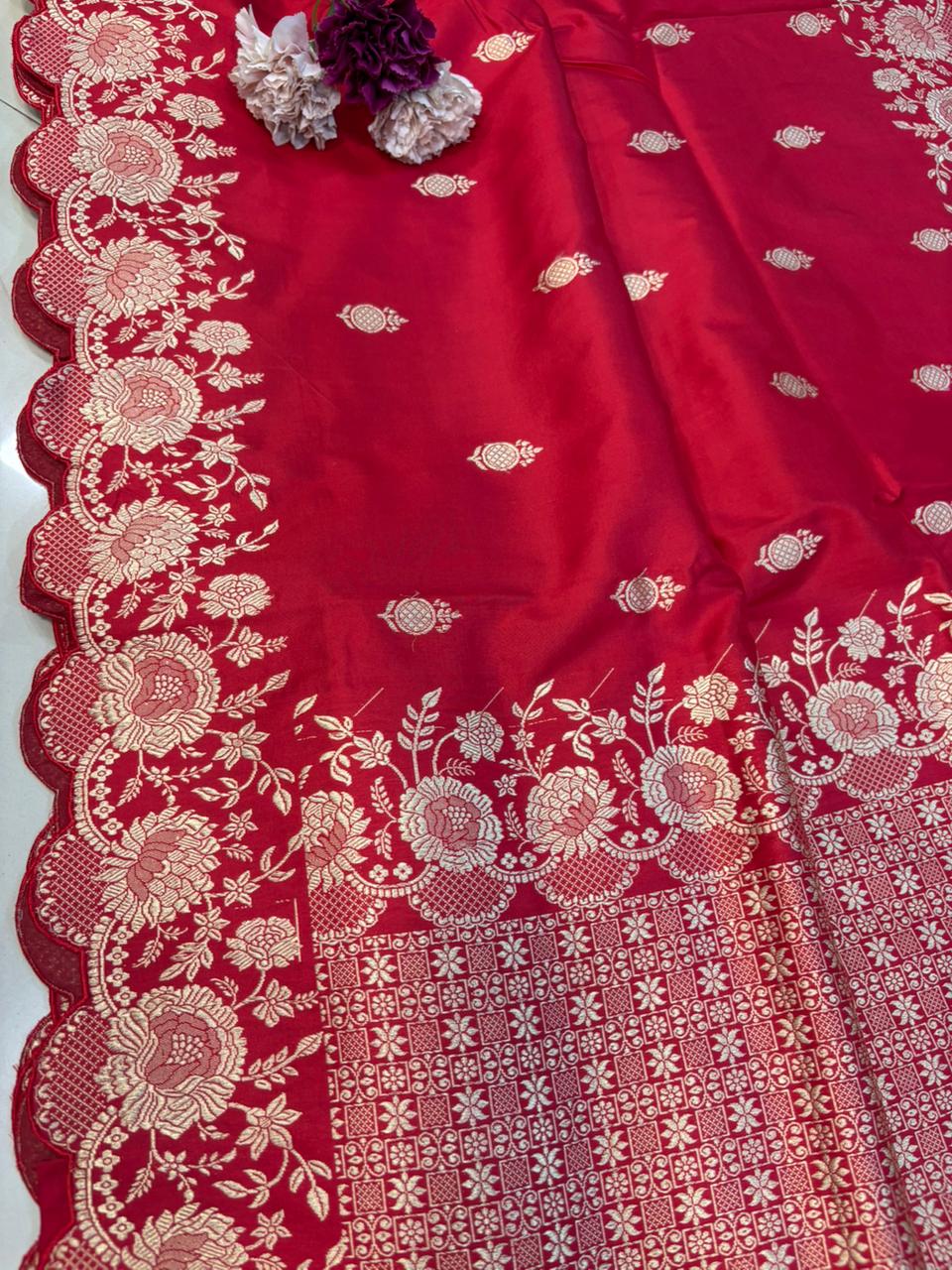 Exquisite Red Handloom Banarasi Pure Katan Silk Flower Design Scallop Border Saree - Luxurion World