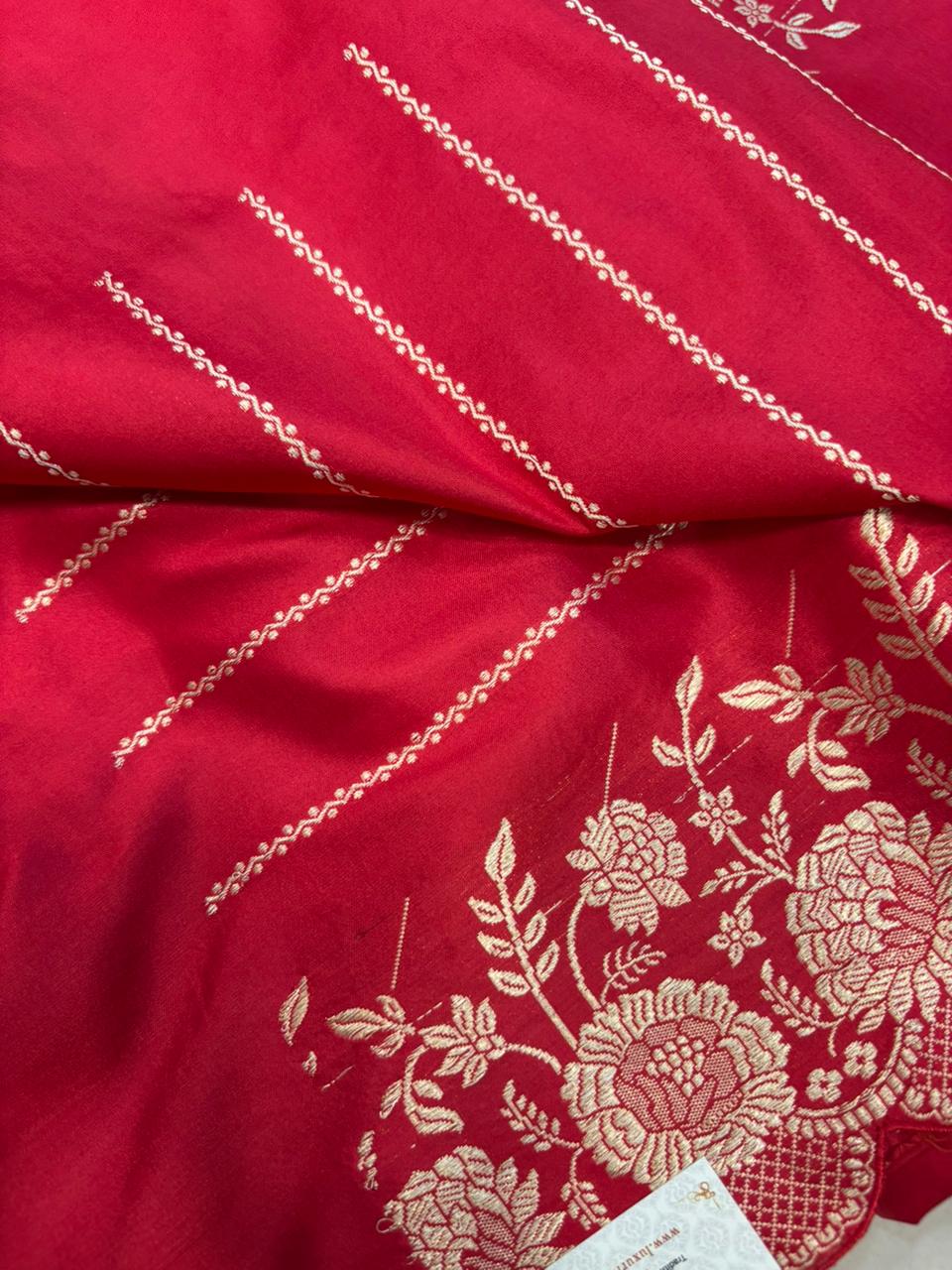 Exquisite Red Handloom Banarasi Pure Katan Silk Flower Design Scallop Border Saree - Luxurion World