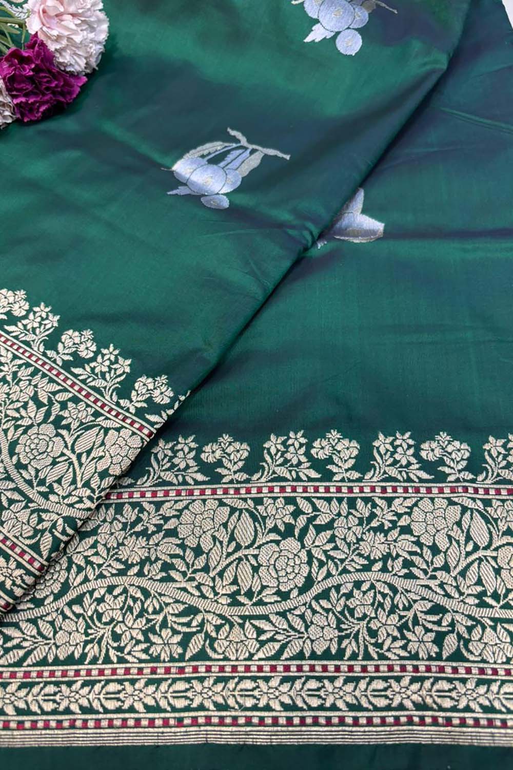 Exquisite Green Handloom Banarasi Pure Katan Silk Flower Design Saree - Luxurion World