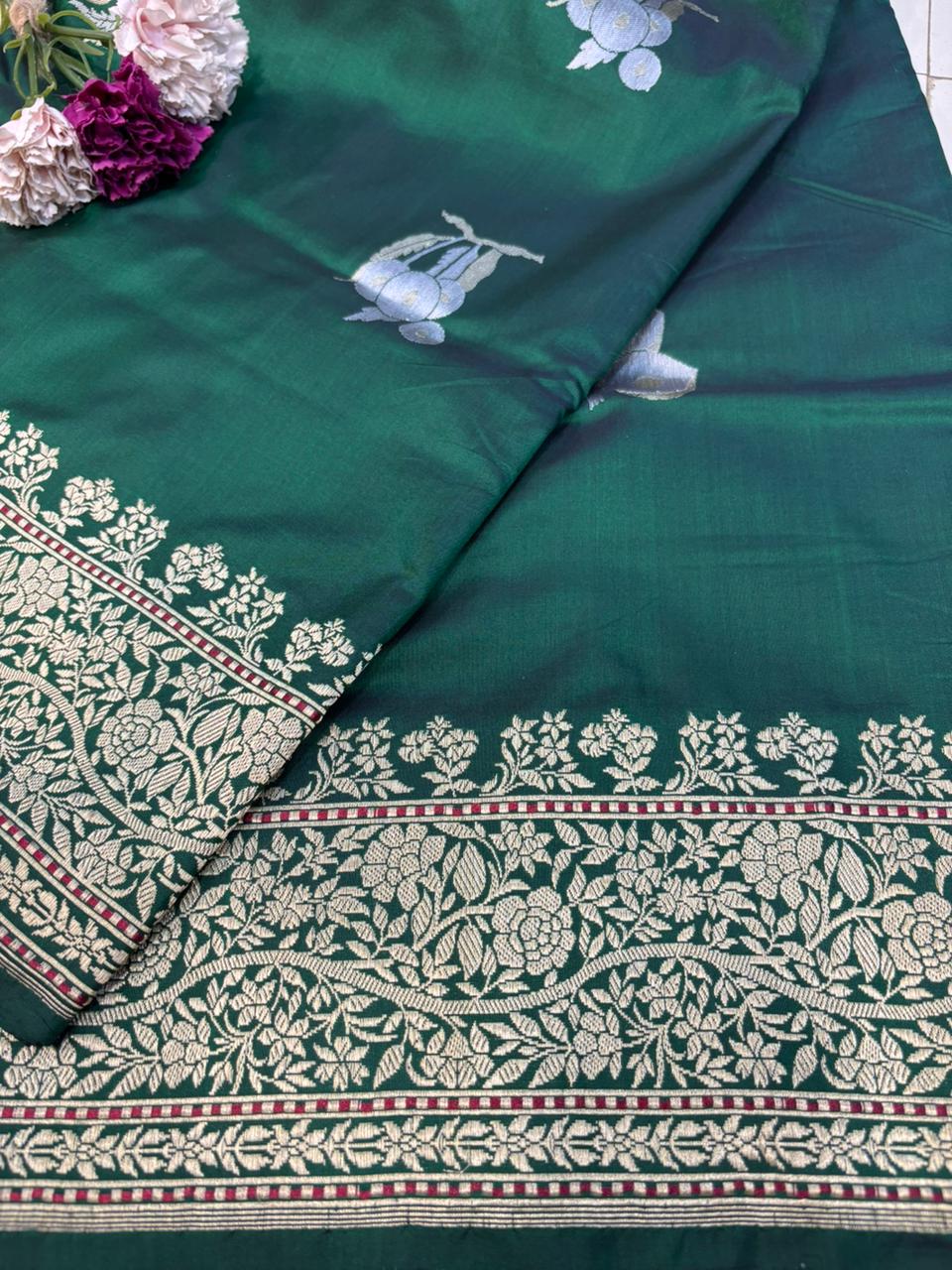Exquisite Green Handloom Banarasi Pure Katan Silk Flower Design Saree - Luxurion World
