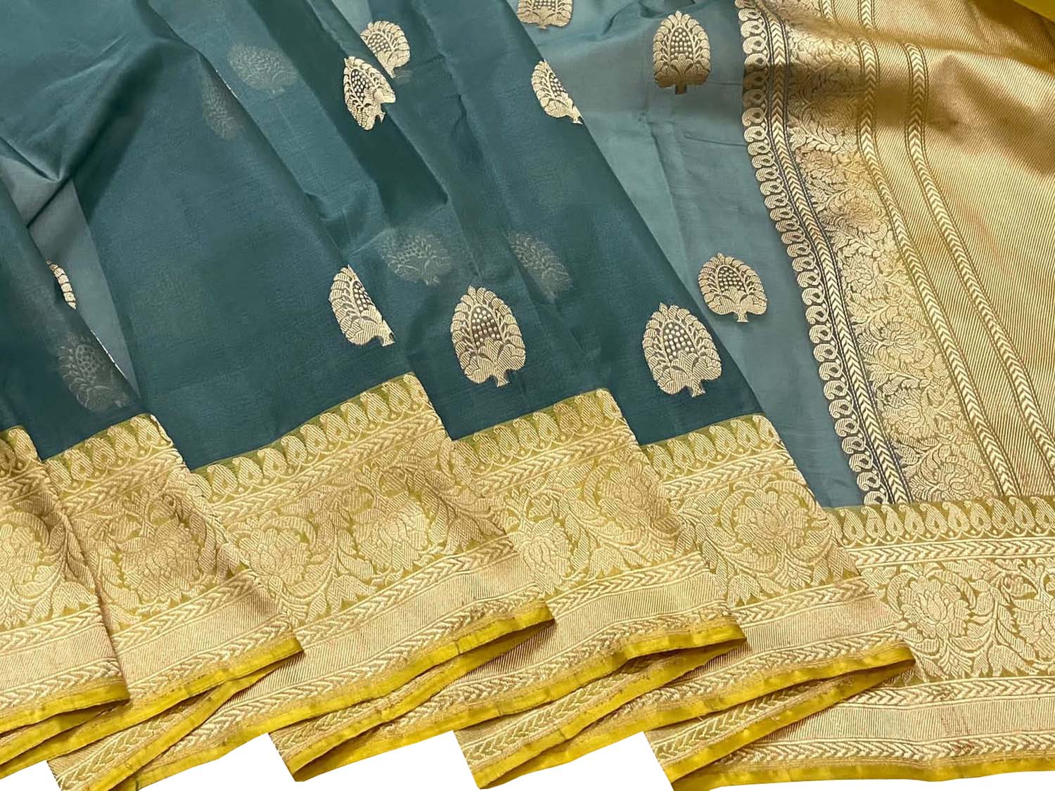 Exquisite Green Banarasi Handloom Pure Kora Silk Saree - Luxurion World