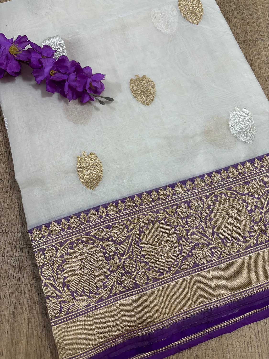 Elegant Off White Banarasi Silk Saree - Luxurion World