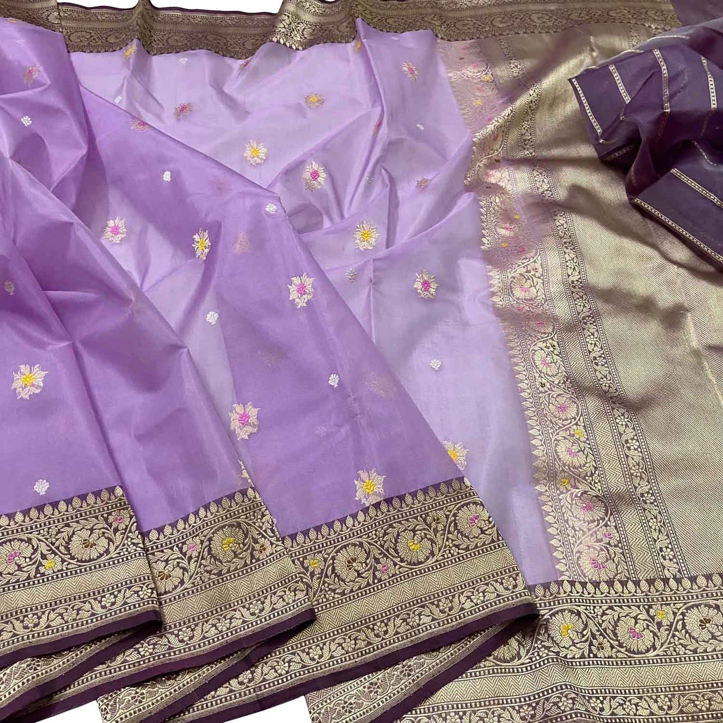 Elegant Purple Banarasi Silk Saree: Handloom Beauty - Luxurion World