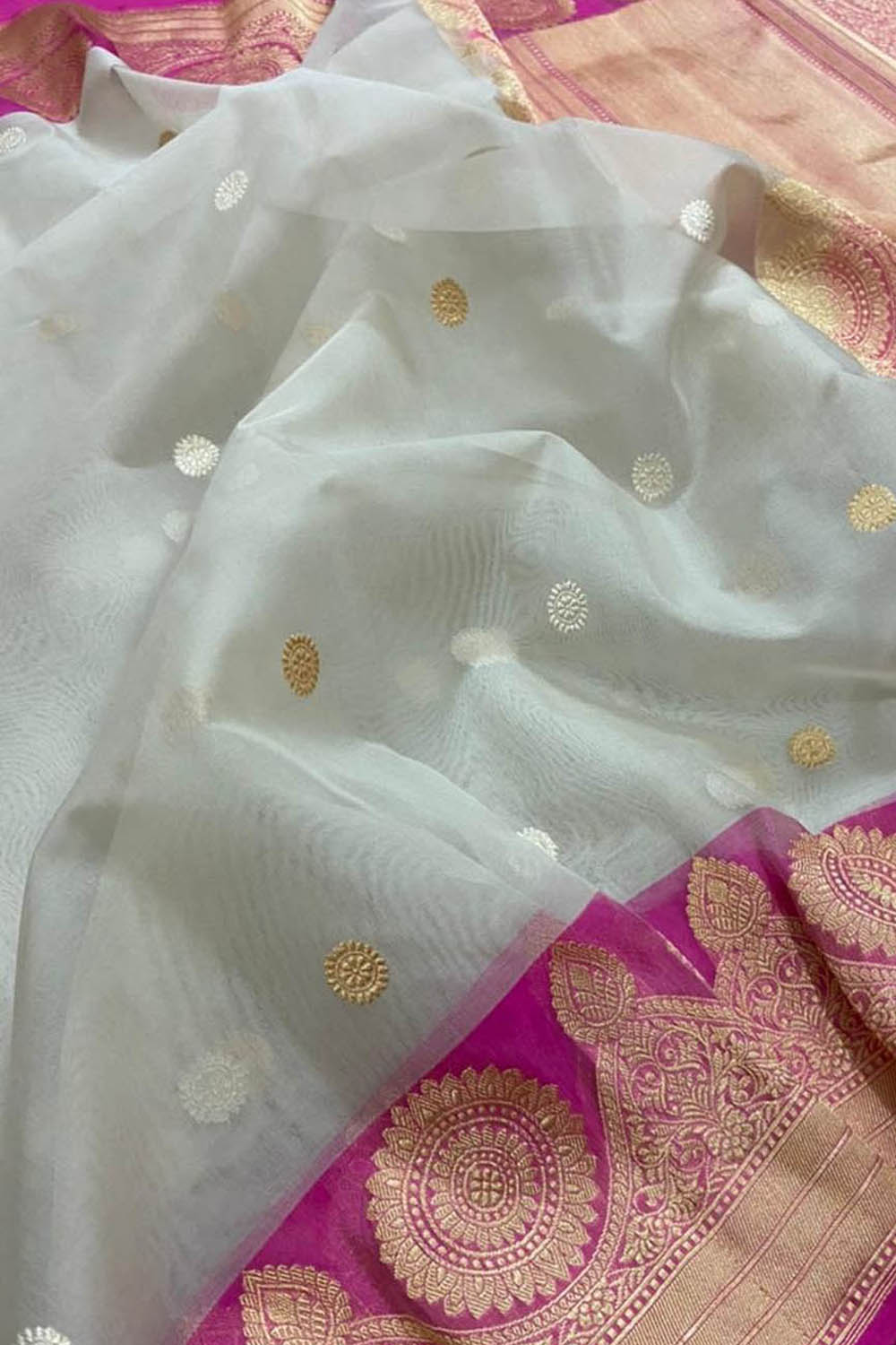 Exquisite Off White Banarasi Handloom Silk Saree - Luxurion World