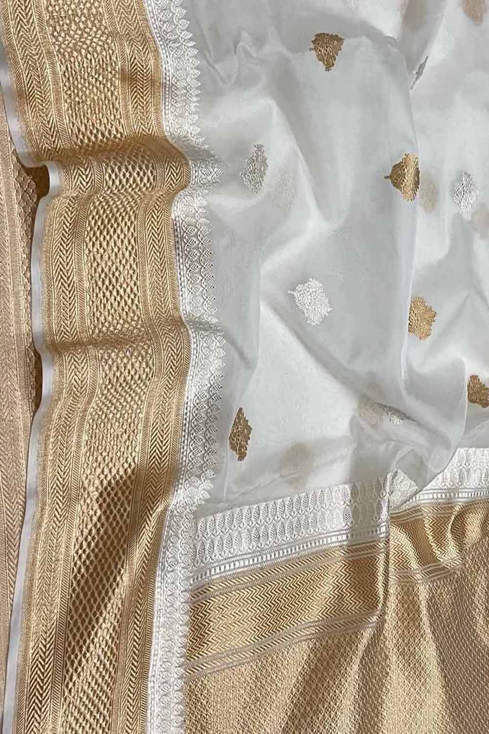 Off White Handloom Banarasi Pure Kora Silk Saree - Luxurion World