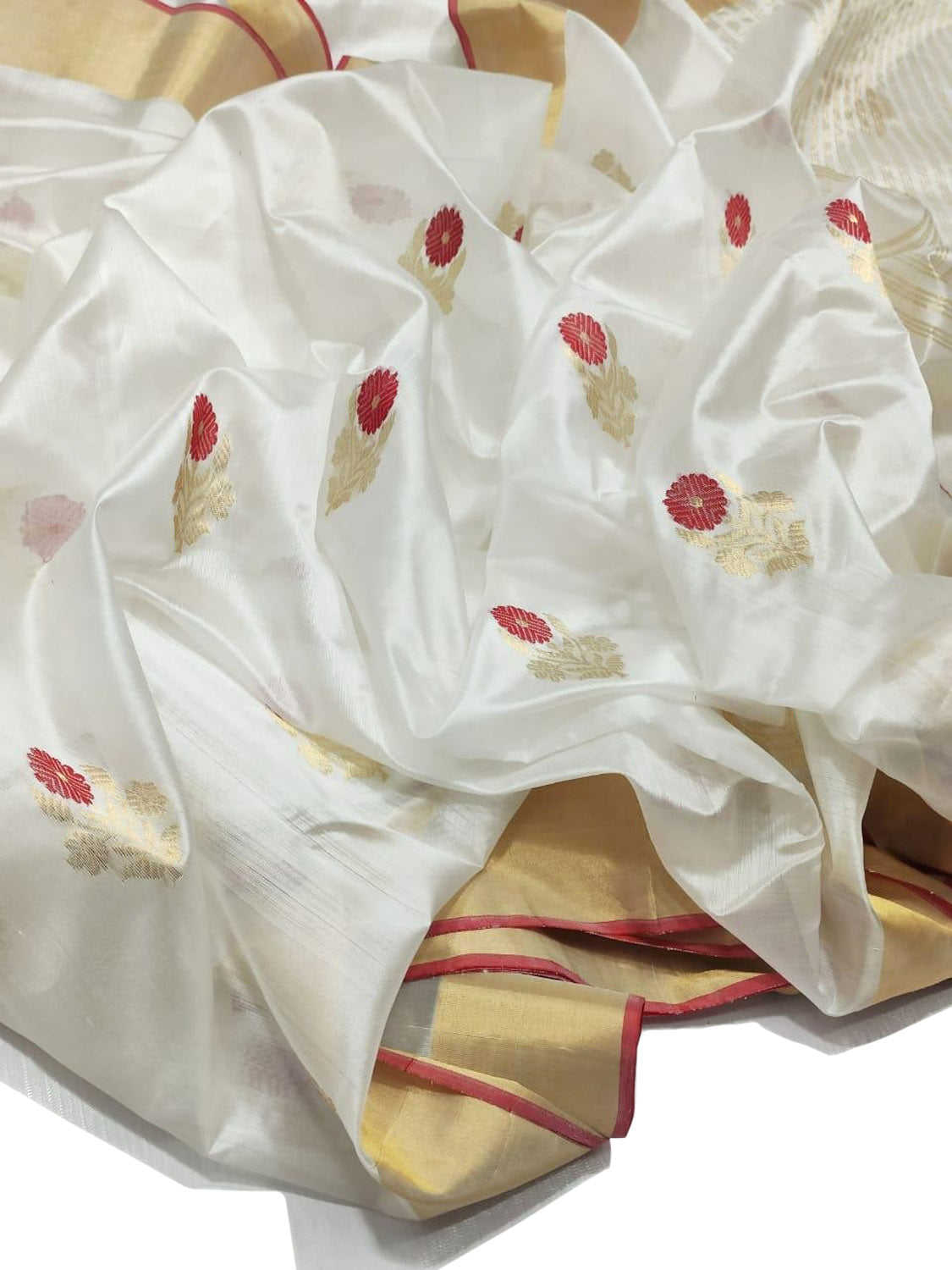 Elegant Off White Pure Katan Silk Chanderi Handloom Flower Design Saree - Luxurion World
